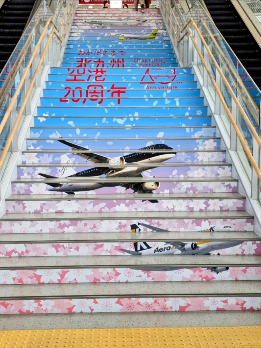 ブラック系のMA-1、グリーン系のパーカー、ブラック系のスニーカーを着用したメンズの春コーディネートの3枚目の写真