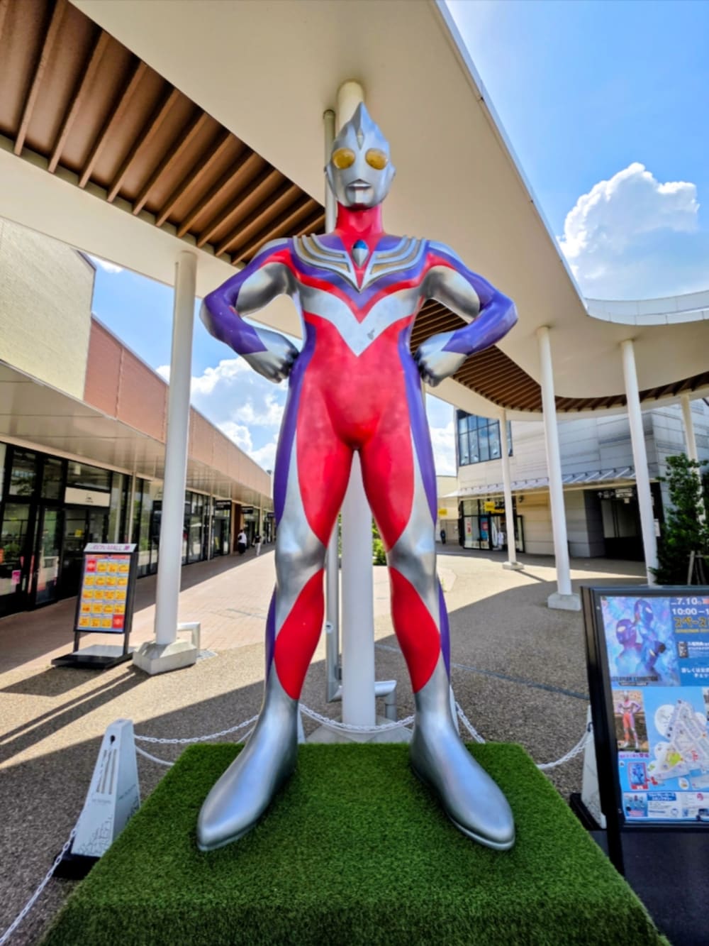 グレー系のシャツ/ブラウス、ブラック系のチノパンツ、ブラック系のスニーカーを着用したメンズの夏コーディネートの5枚目の写真