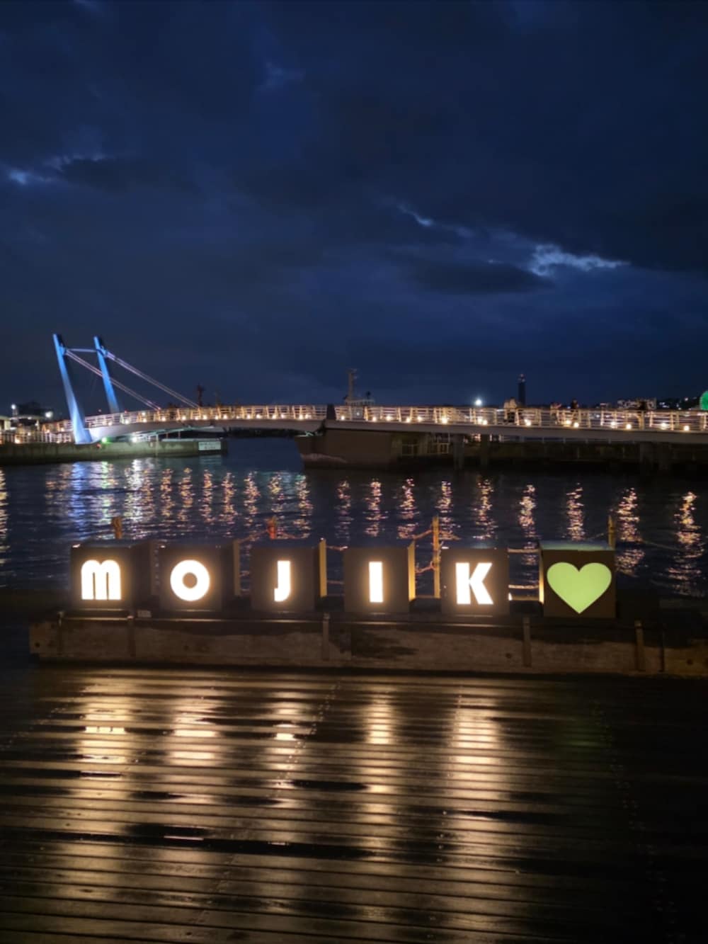 ブラック系のMA-1、グレー系のカーゴパンツ、ブラック系のスニーカーを着用したメンズの冬コーディネートの3枚目の写真