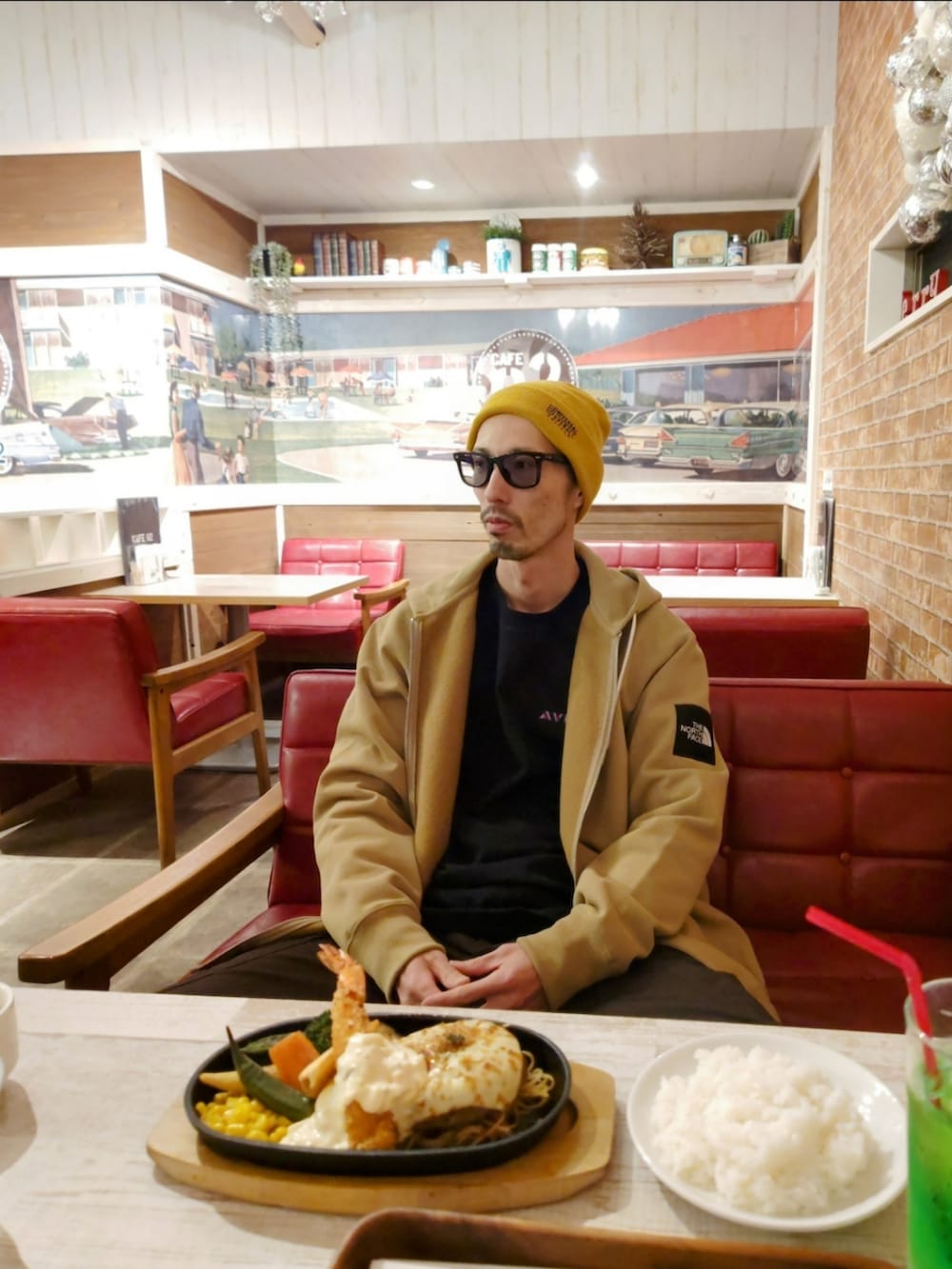 ベージュ系のパーカー、ベージュ系のスニーカー、ブラック系のTシャツ/カットソーを着用したメンズの冬コーディネートの2枚目の写真