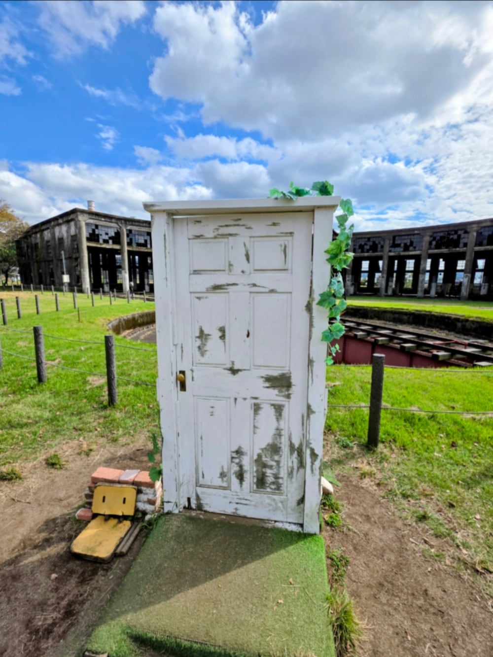 ブラック系のTシャツ/カットソー、グリーン系のカーゴパンツ、ブラック系のスニーカーを着用したメンズの秋コーディネートの3枚目の写真