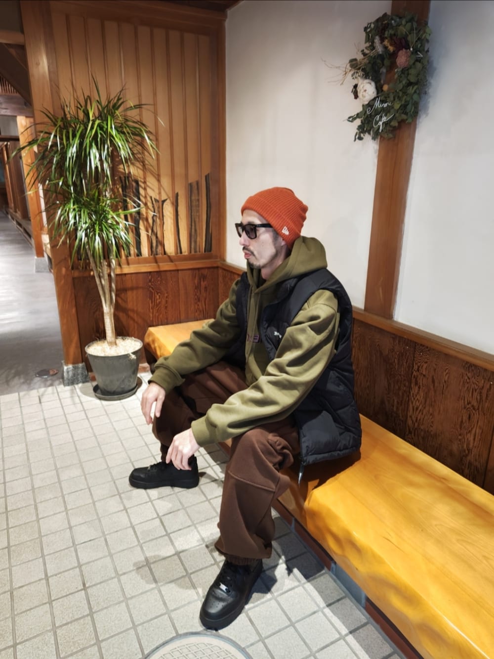 「冬コーデ、ニット帽、ニューエラ、オレンジ、サングラス、パーカー、ダウンベスト、ベンデイビス、カーハート、スニーカー、ナイキ、エアフォースワン、ラフ」｜「NEW ERAのNEWERA KNIT CAP SOFT CUFF（ニットキャップ/ビーニー、オレンジ系）」を使った、JUNICHIさん（メンズ・175cm）の冬コーディネートの3枚目の写真