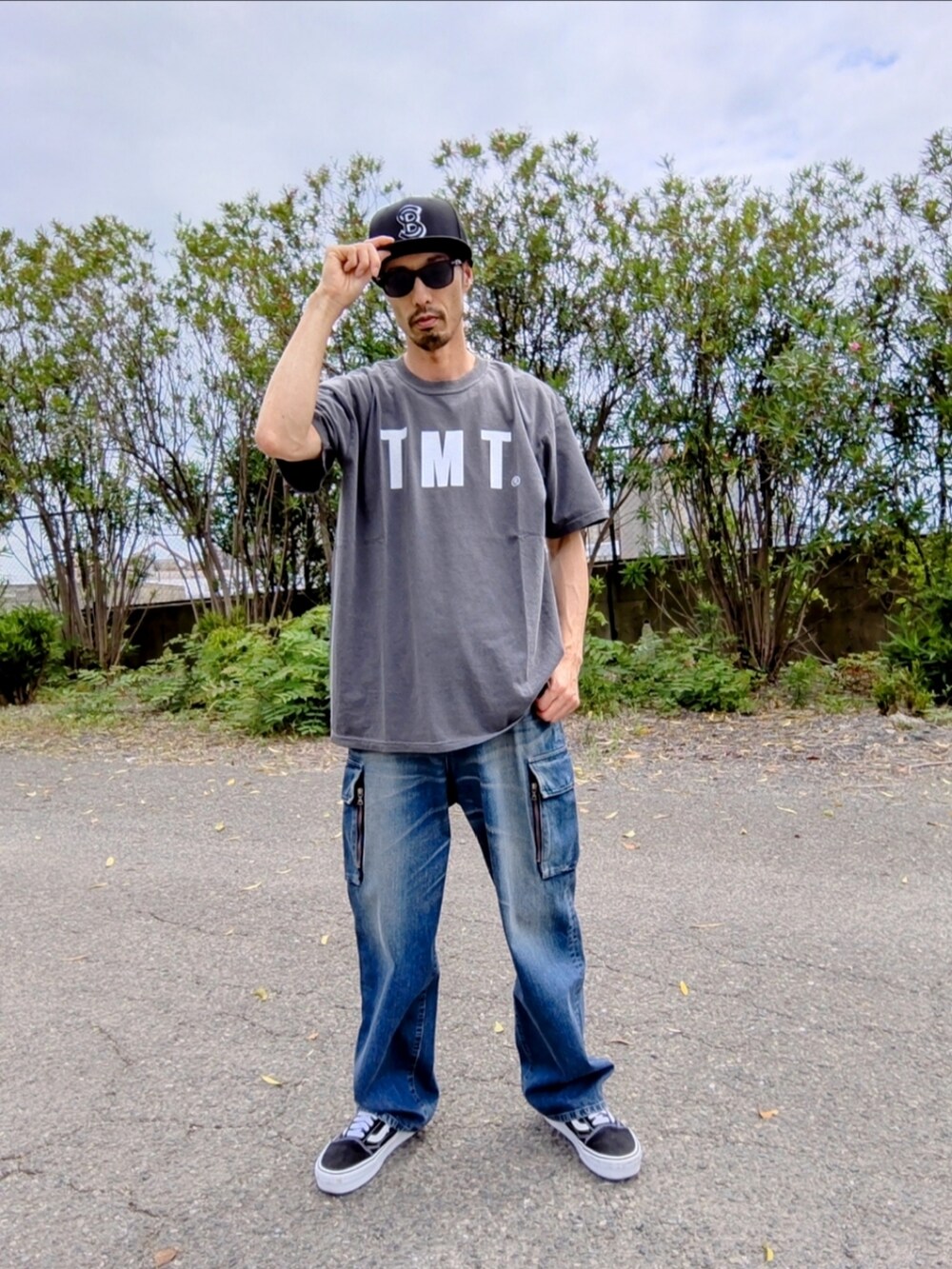 グレー系のTシャツ/カットソー、ブルー系のその他パンツ、ブラック系のスニーカーを着用したメンズの夏コーディネートの2枚目の写真