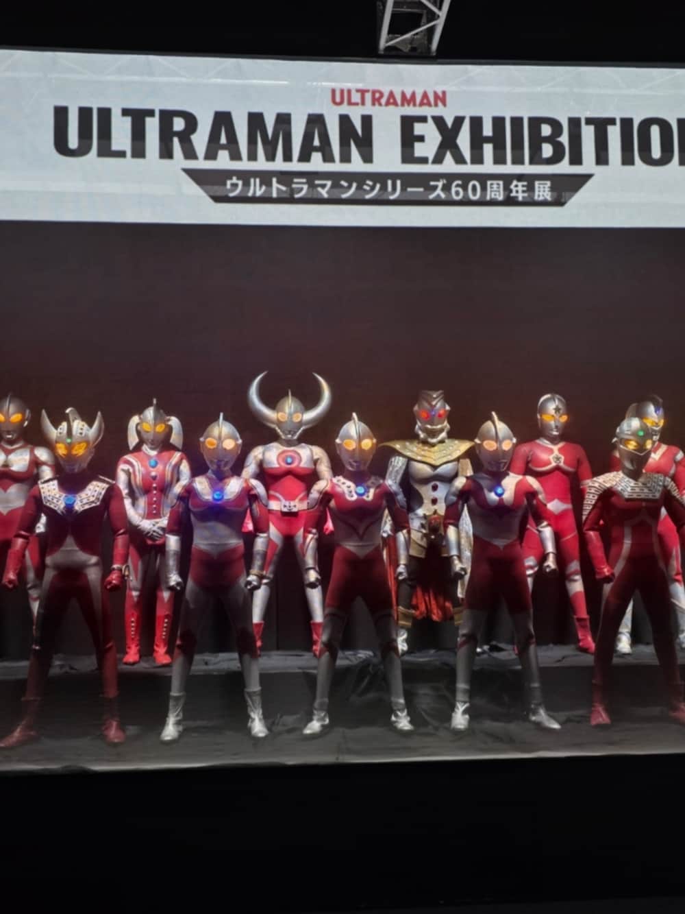 グレー系のシャツ/ブラウス、ブラック系のチノパンツ、ブラック系のスニーカーを着用したメンズの夏コーディネートの2枚目の写真