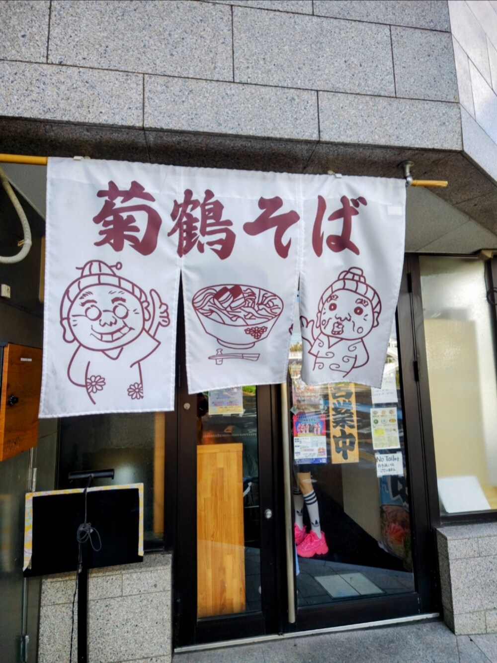 「ニット帽、オレンジ、めがね、レイバン、ニューエラ、パーカー、ディッキーズ(Dickies)、スウェットパンツ、ベンデイビス、スニーカー、バンズ、スリッポン、今日のコーデ、カジュアル、メンズファッション」｜「NEW ERAのNEW ERA/ニューエラ ビーニー ベーシック カフニット 11322419（ニットキャップ/ビーニー、オレンジ系）」を使った、JUNICHIさん（メンズ・175cm）の秋コーディネートの2枚目の写真