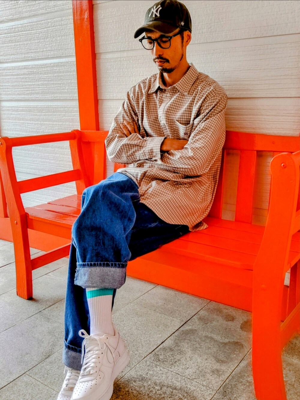 ベージュ系のシャツ/ブラウス、ブルー系のデニムパンツ、ホワイト系のスニーカーを着用したメンズの春コーディネートの3枚目の写真