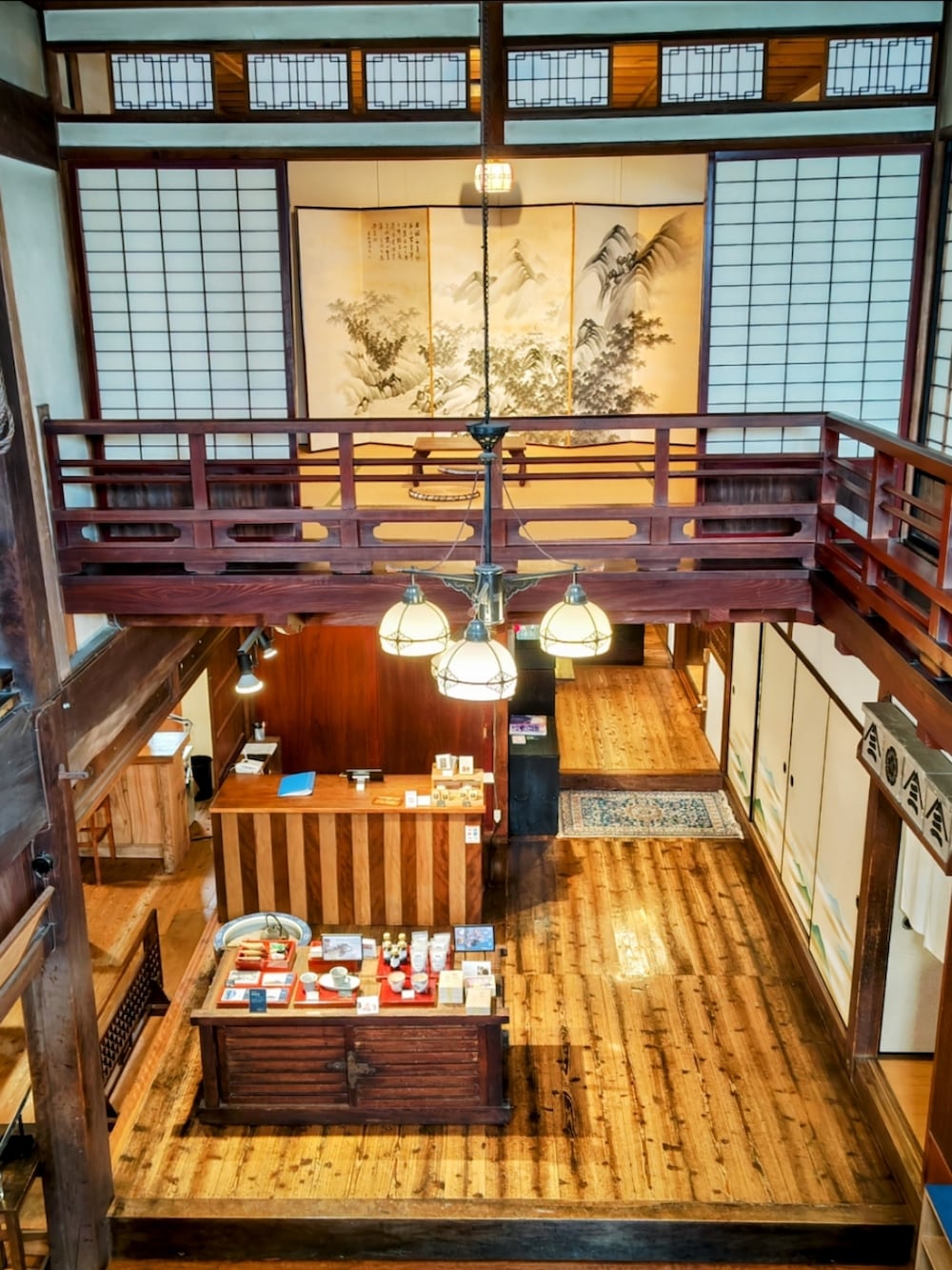 ブラック系のダウンベスト、ブラック系のスウェット、グレー系のカーゴパンツを着用したメンズの冬コーディネートの4枚目の写真