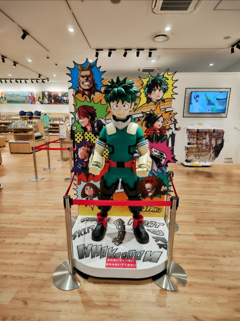 ブラック系のチェスターコート、ホワイト系のスニーカー、ブラック系のキャップを着用したメンズの冬コーディネートの4枚目の写真