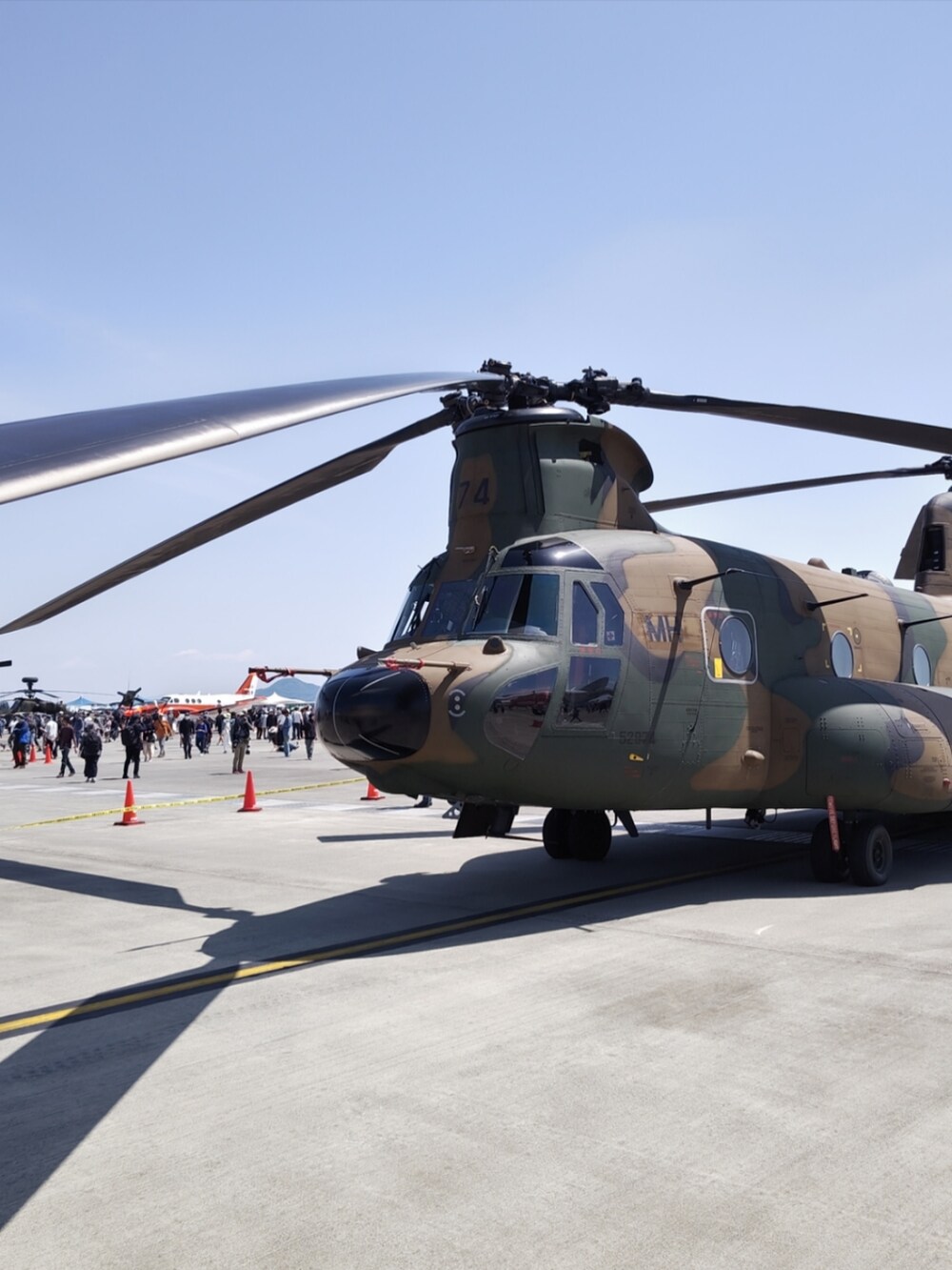 ブラック系のシャツ/ブラウス、ブラック系のバックパック/リュック、グリーン系のカーゴパンツを着用したメンズの春コーディネートの5枚目の写真