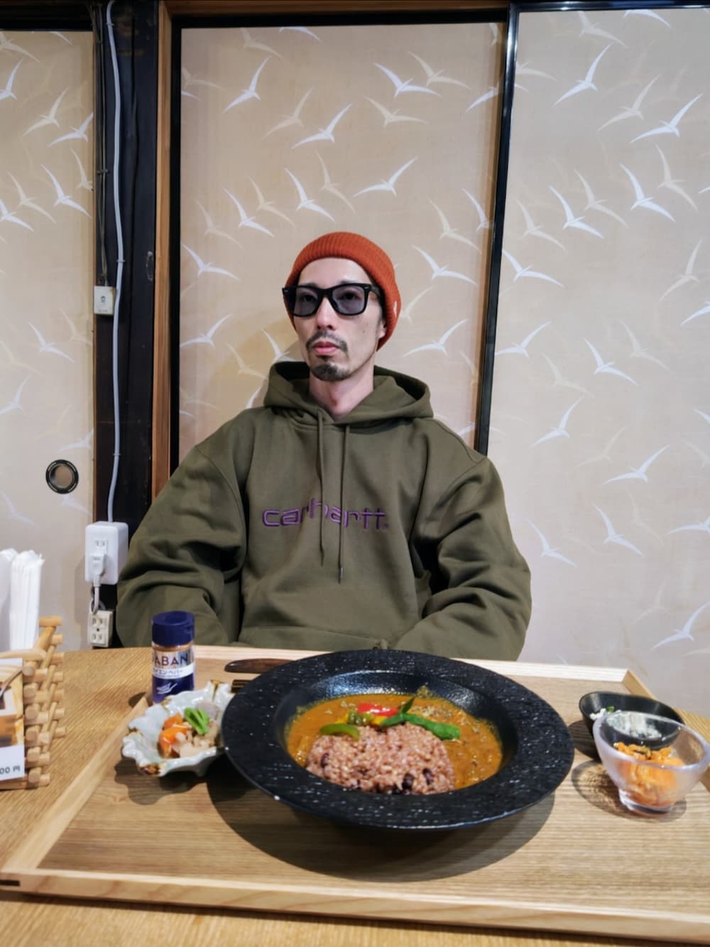 「冬コーデ、ニット帽、ニューエラ、オレンジ、サングラス、パーカー、ダウンベスト、ベンデイビス、カーハート、スニーカー、ナイキ、エアフォースワン、ラフ」｜「NEW ERAのNEWERA KNIT CAP SOFT CUFF（ニットキャップ/ビーニー、オレンジ系）」を使った、JUNICHIさん（メンズ・175cm）の冬コーディネートの2枚目の写真