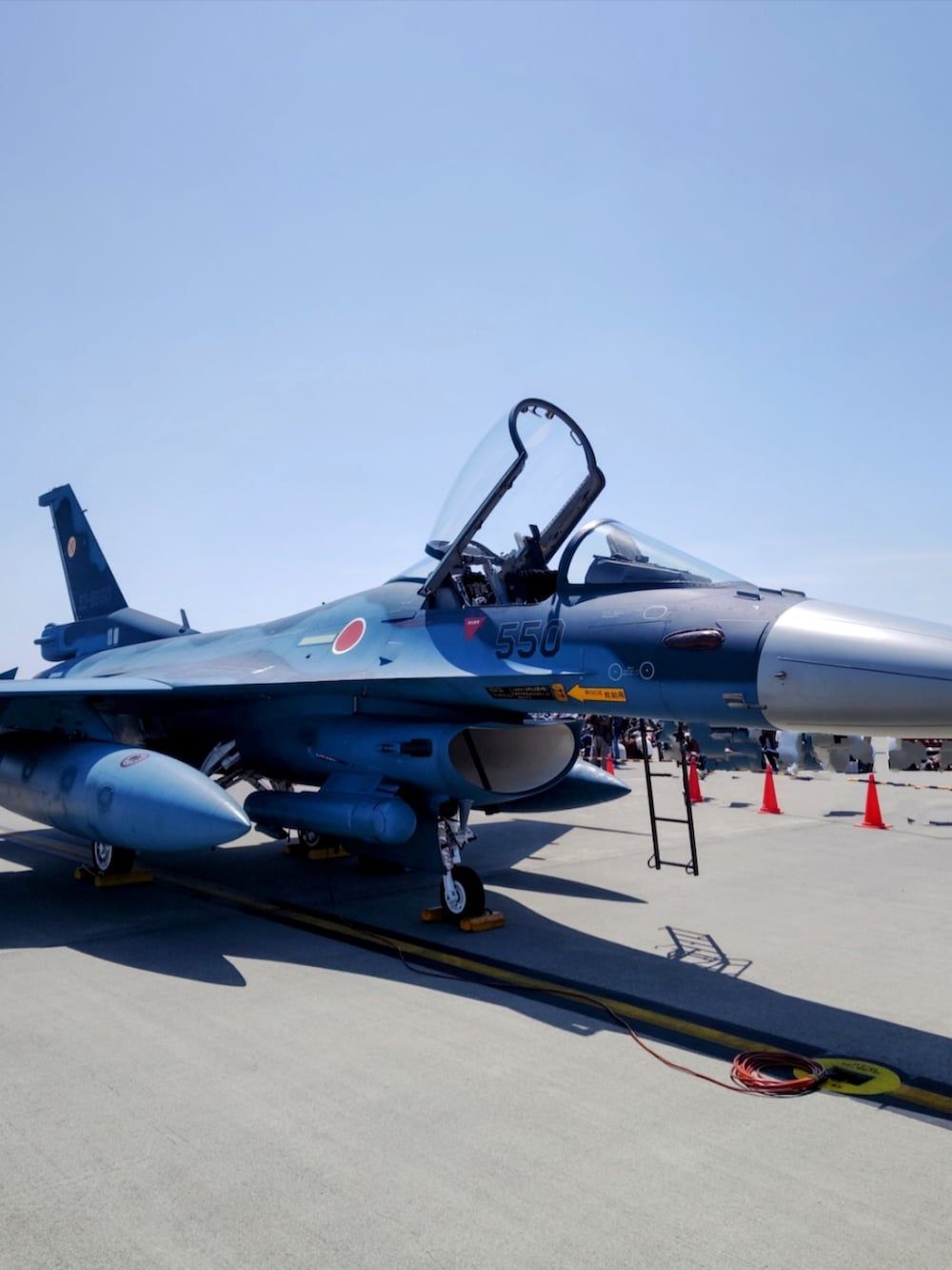 ブラック系のシャツ/ブラウス、ブラック系のバックパック/リュック、グリーン系のカーゴパンツを着用したメンズの春コーディネートの4枚目の写真