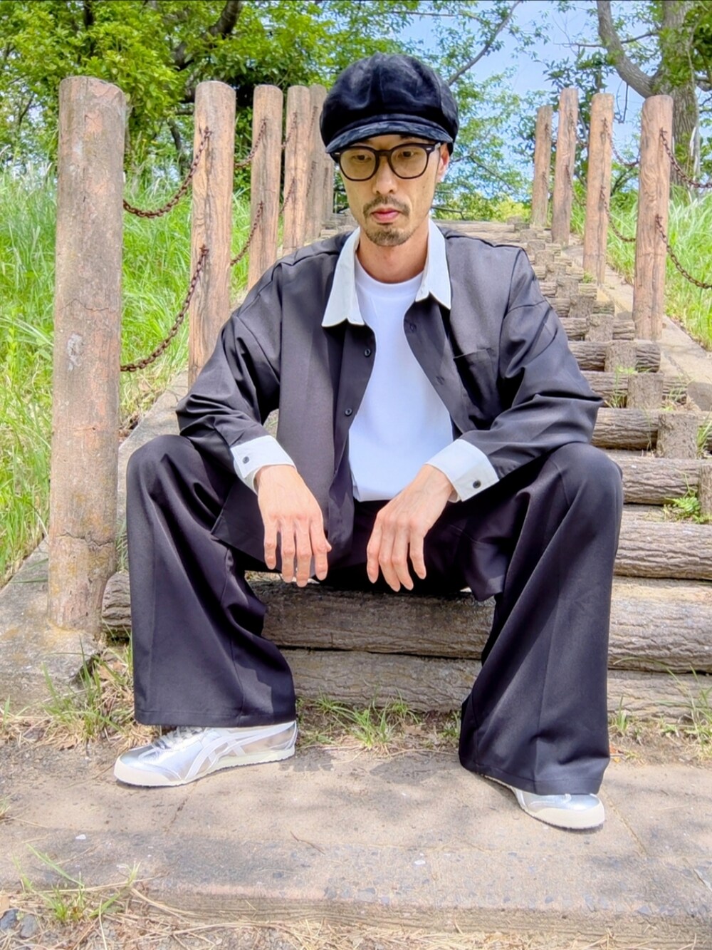 ブラック系のシャツ/ブラウス、ブラック系のスラックス、シルバー系のスニーカーを着用したメンズの春コーディネートの2枚目の写真