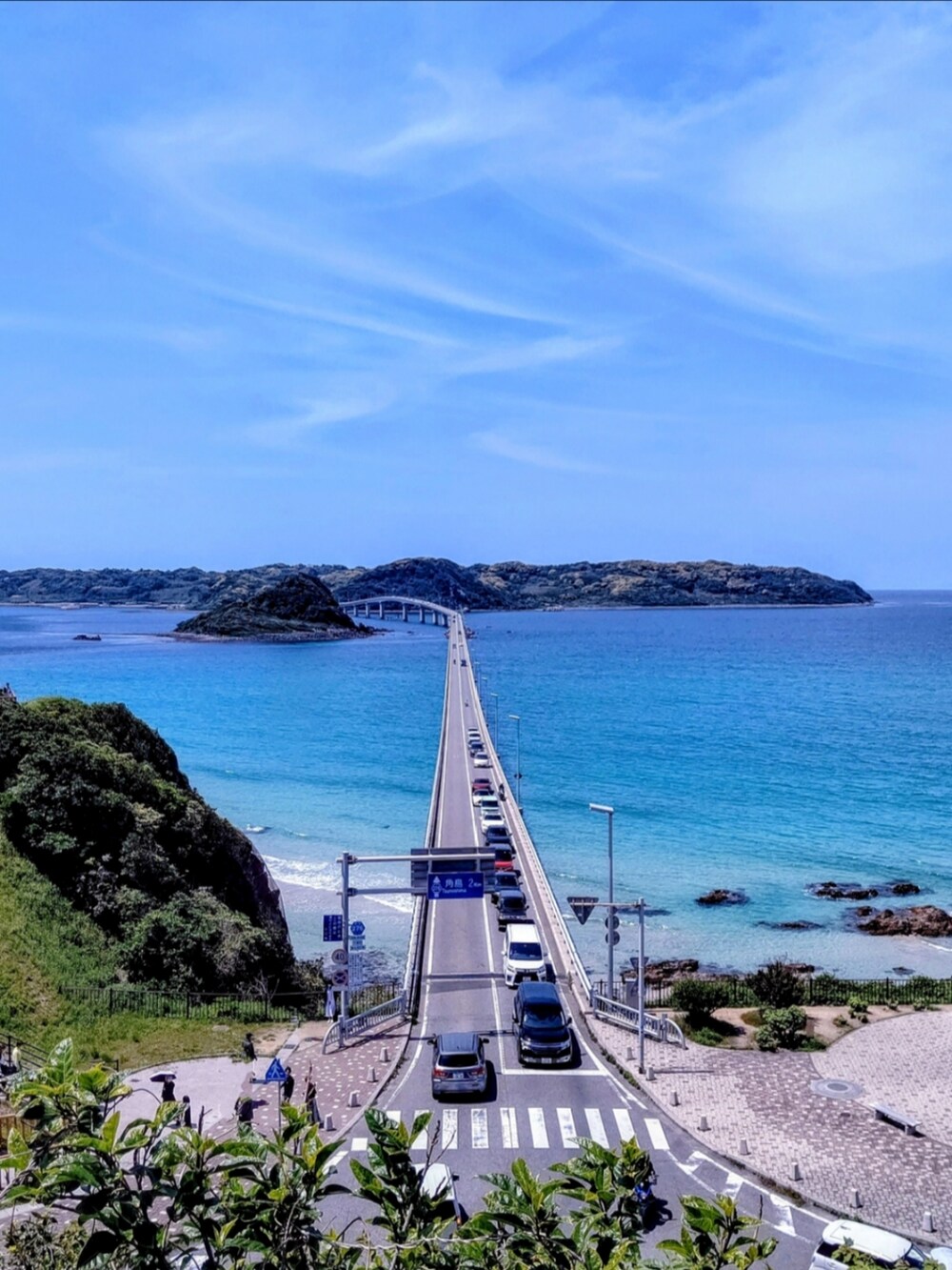 ベージュ系のシャツ/ブラウス、ブルー系のデニムパンツ、ホワイト系のスニーカーを着用したメンズの春コーディネートの4枚目の写真