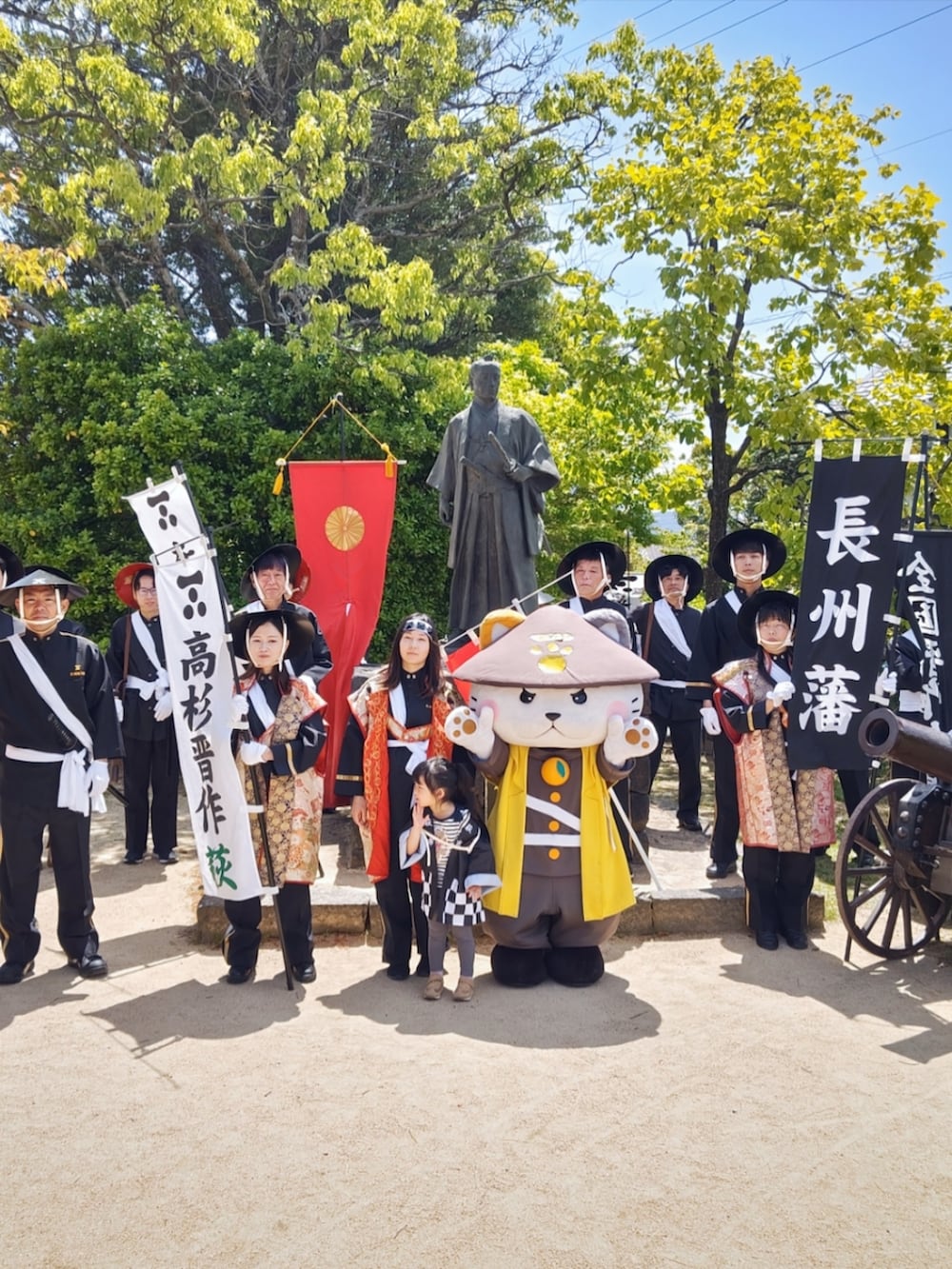 レッド系のシャツ/ブラウス、グリーン系のカーゴパンツ、ブラック系のスニーカーを着用したメンズの春コーディネートの5枚目の写真