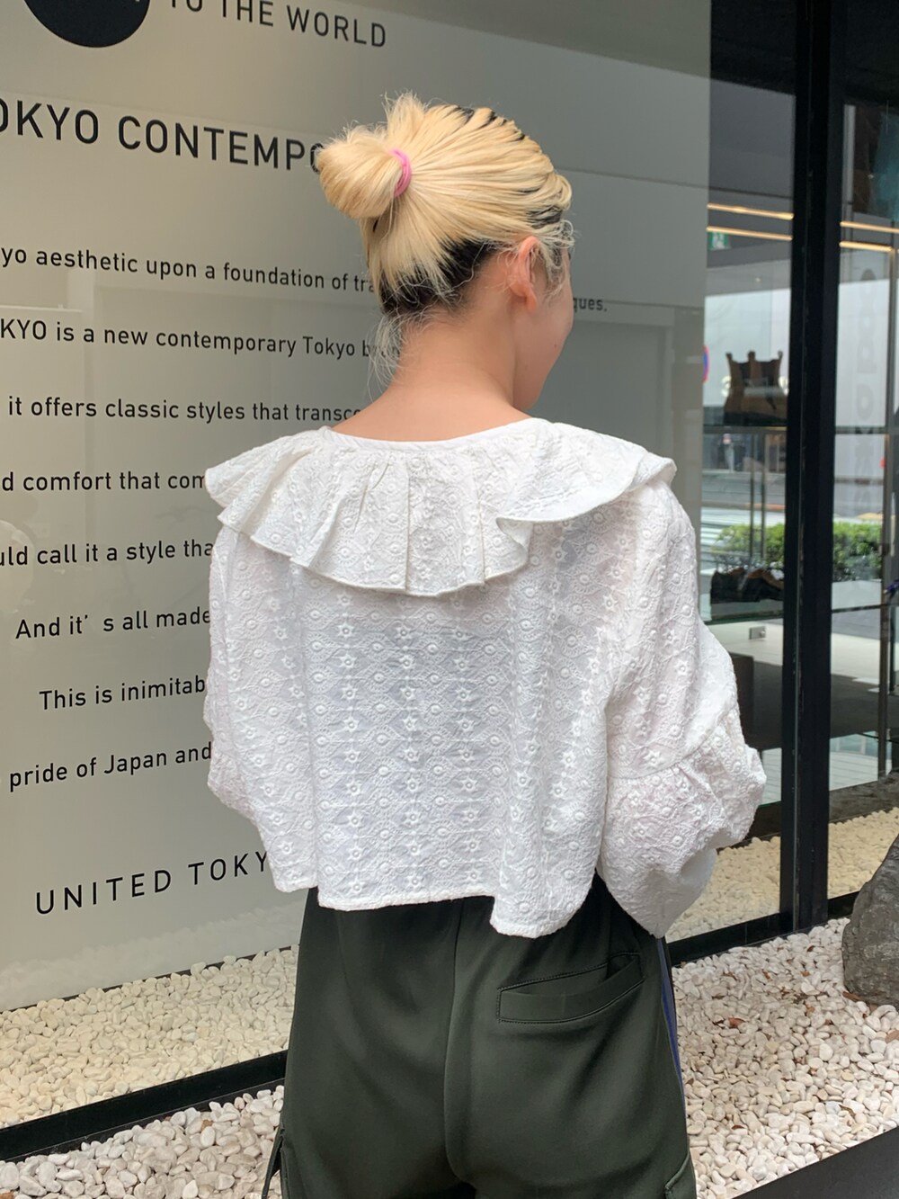 ホワイト系のシャツ/ブラウス、グリーン系のカーゴパンツを着用したレディースの春コーディネートの4枚目の写真