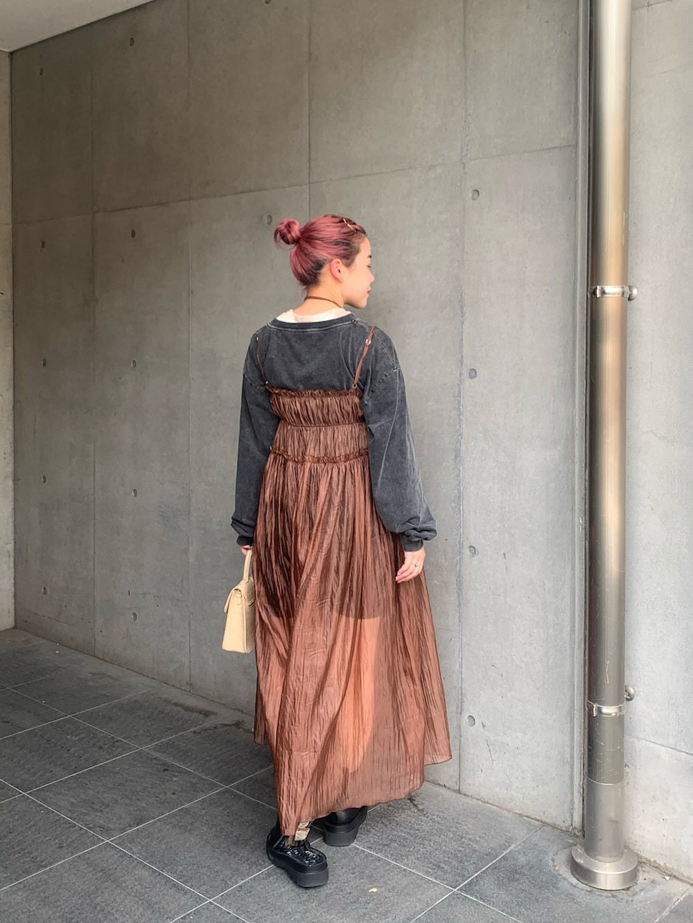 ブラウン系のワンピースを着用したレディースの夏コーディネートの2枚目の写真