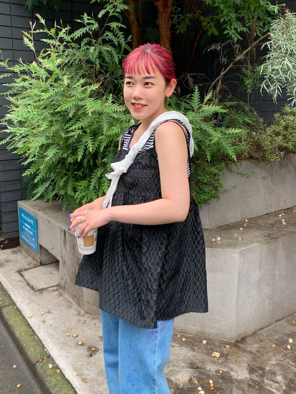 ホワイト系のショルダーバッグ、ブルー系のデニムパンツ、ブラック系のキャミソールを着用したレディースの夏コーディネートの3枚目の写真