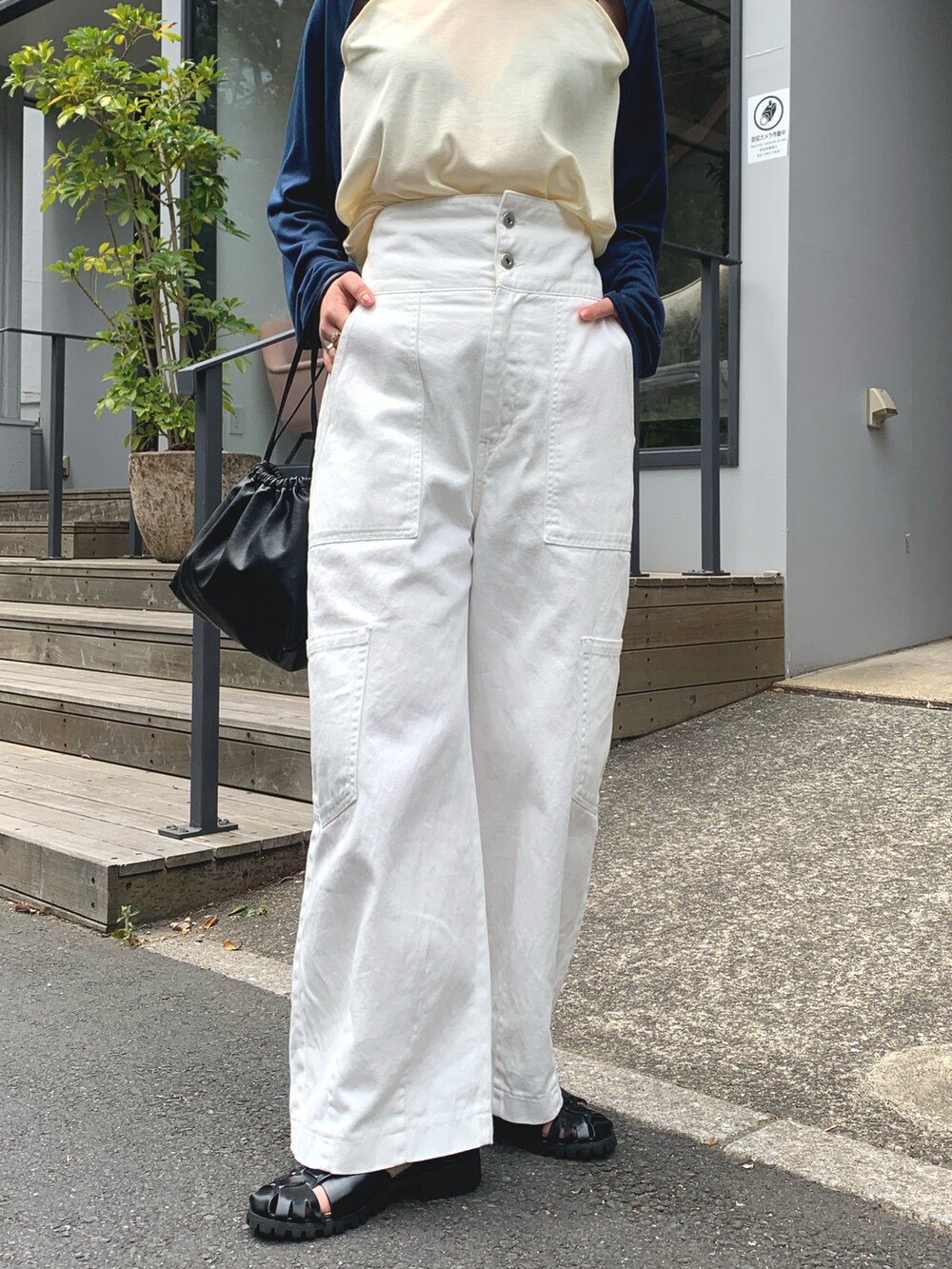 ホワイト系のパンツ、ブルー系のTシャツ/カットソーを着用したレディースの春コーディネートの5枚目の写真