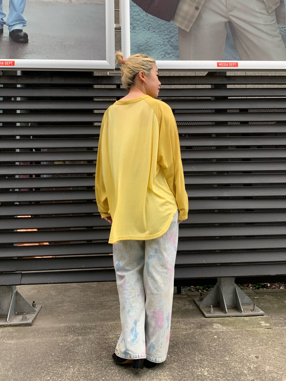 イエロー系のTシャツ/カットソー、ブルー系のデニムパンツを着用したレディースの春コーディネートの2枚目の写真