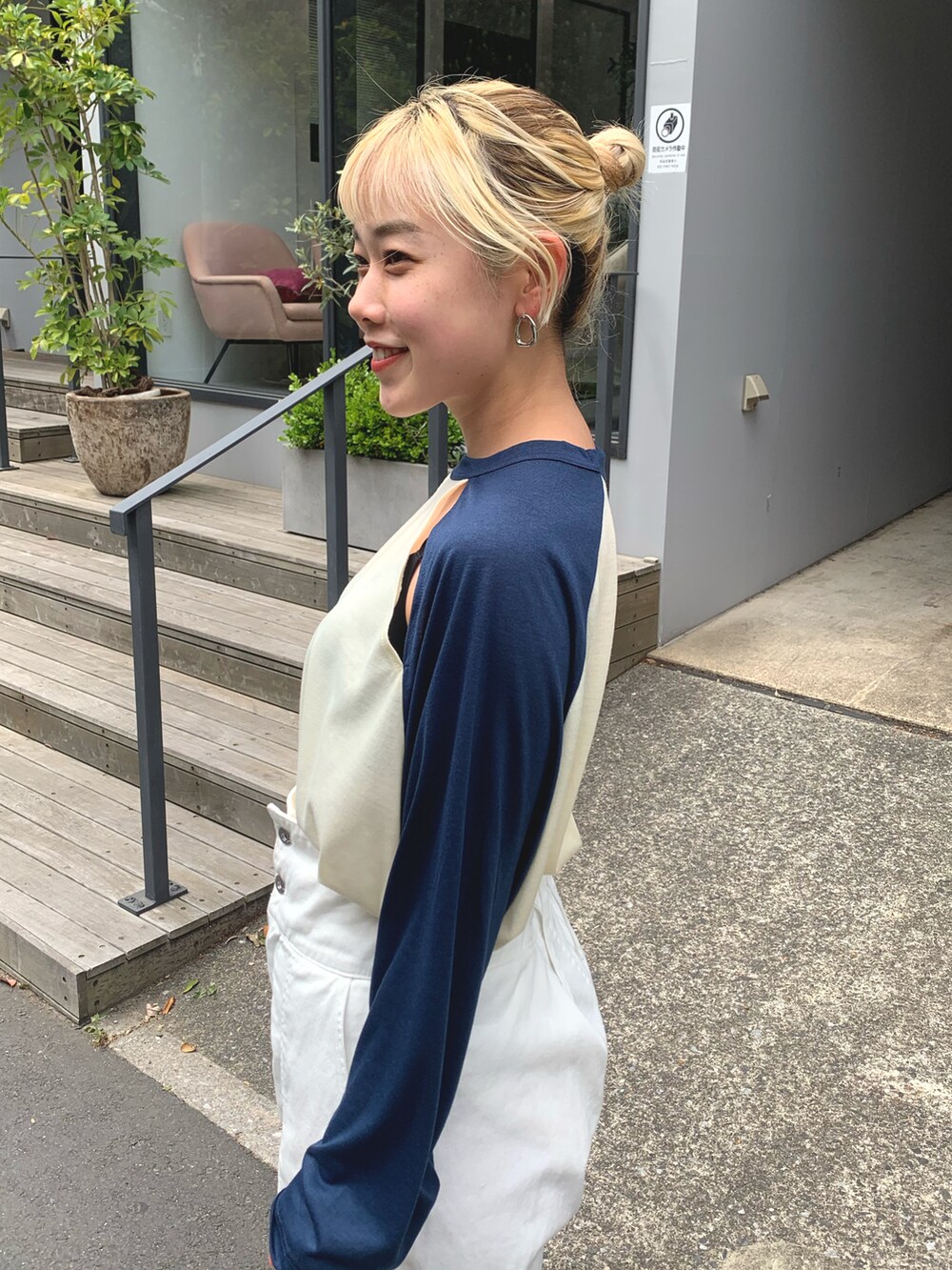 ホワイト系のパンツ、ブルー系のTシャツ/カットソーを着用したレディースの春コーディネートの4枚目の写真