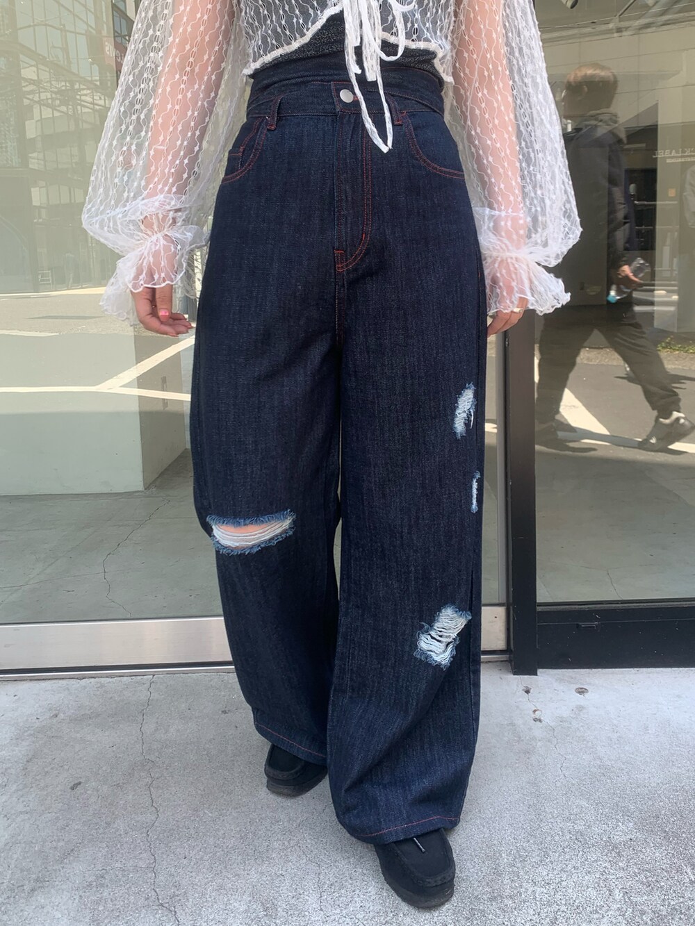 ブルー系のデニムパンツ、ホワイト系のシャツ/ブラウス、ブラック系のキャミソールを着用したレディースの春コーディネートの4枚目の写真