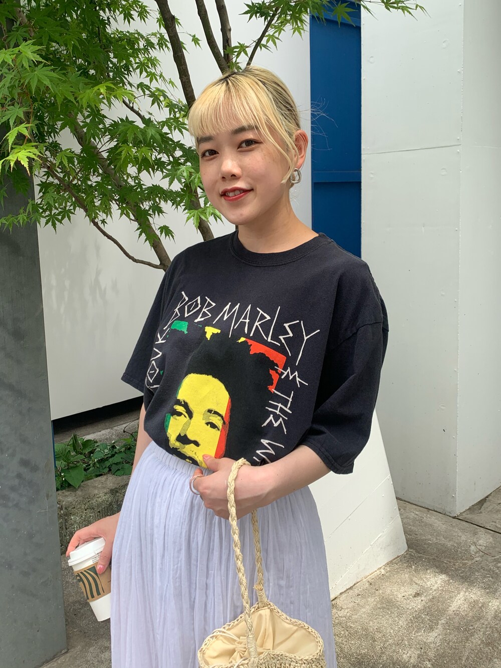 ホワイト系のスカート、イエロー系のTシャツ/カットソーを着用したレディースの春コーディネートの3枚目の写真