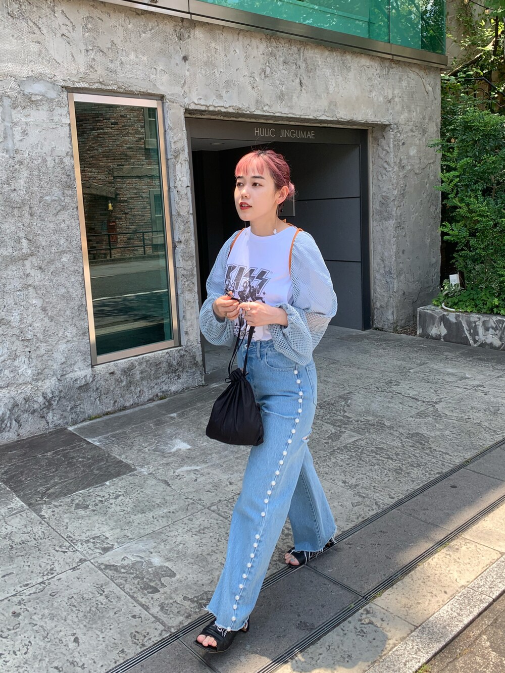 ブルー系のデニムパンツ、ホワイト系のTシャツ/カットソー、ブルー系のカーディガン/ボレロを着用したレディースの夏コーディネートの2枚目の写真