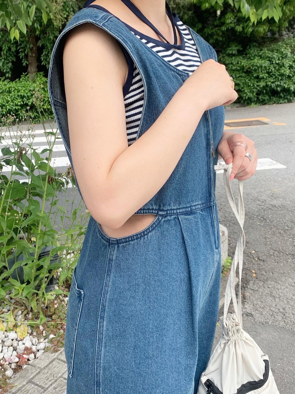 ブルー系のサロペット/オーバーオール、ブルー系のタンクトップを着用したレディースの春コーディネートの3枚目の写真