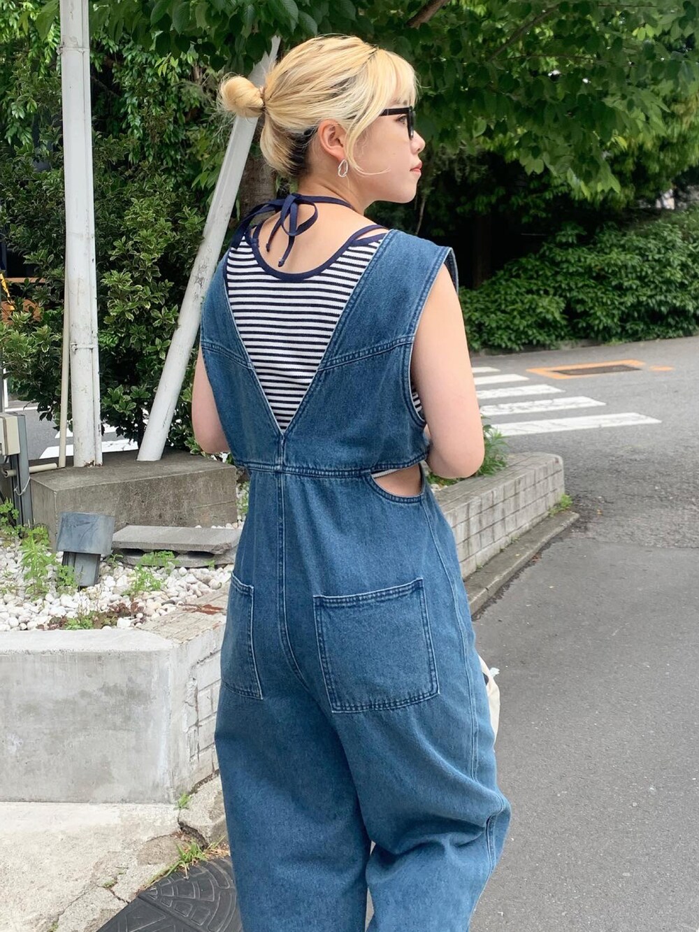 ブルー系のサロペット/オーバーオール、ブルー系のタンクトップを着用したレディースの春コーディネートの2枚目の写真