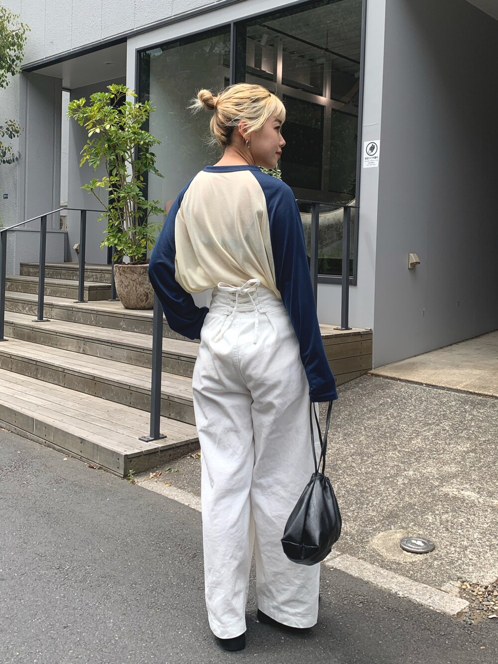 ホワイト系のパンツ、ブルー系のTシャツ/カットソーを着用したレディースの春コーディネートの2枚目の写真