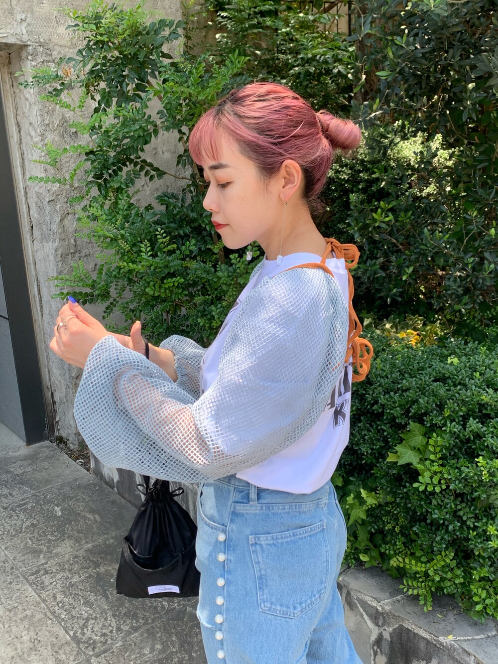 ブルー系のデニムパンツ、ホワイト系のTシャツ/カットソー、ブルー系のカーディガン/ボレロを着用したレディースの夏コーディネートの3枚目の写真