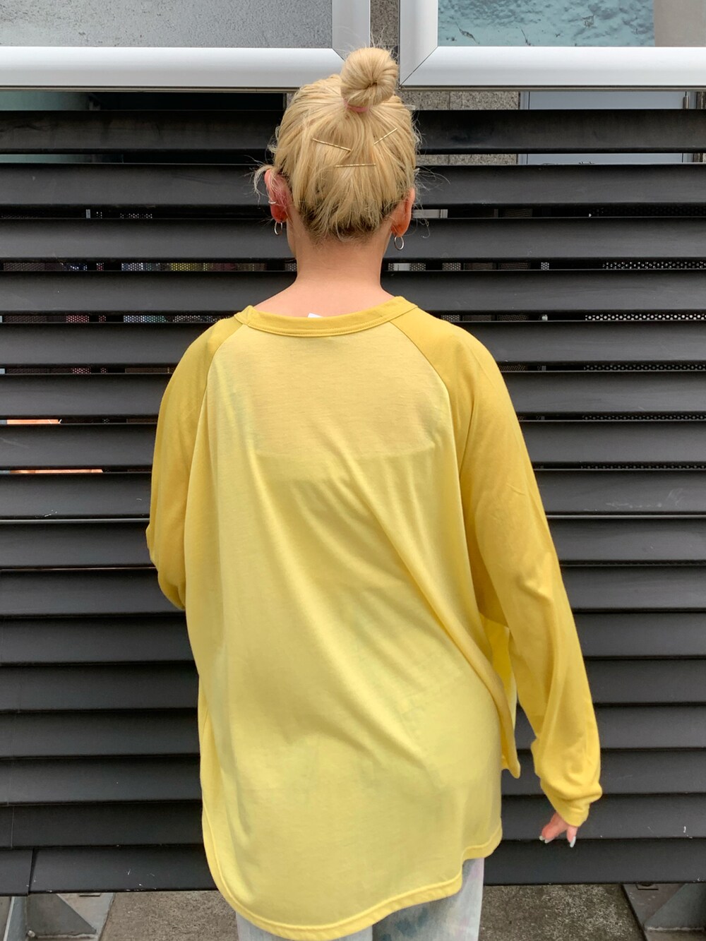 イエロー系のTシャツ/カットソー、ブルー系のデニムパンツを着用したレディースの春コーディネートの4枚目の写真