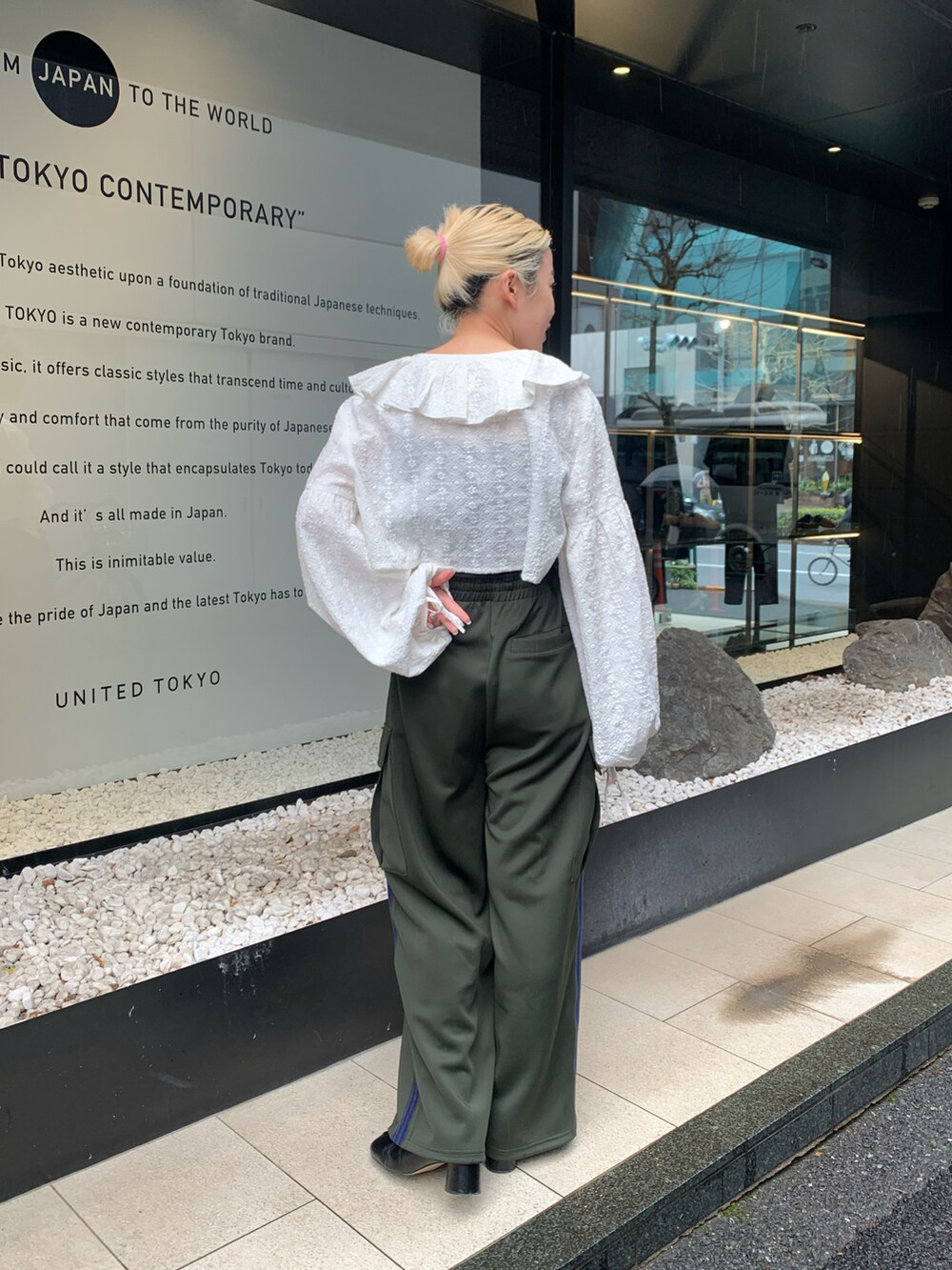 ホワイト系のシャツ/ブラウス、グリーン系のカーゴパンツを着用したレディースの春コーディネートの2枚目の写真