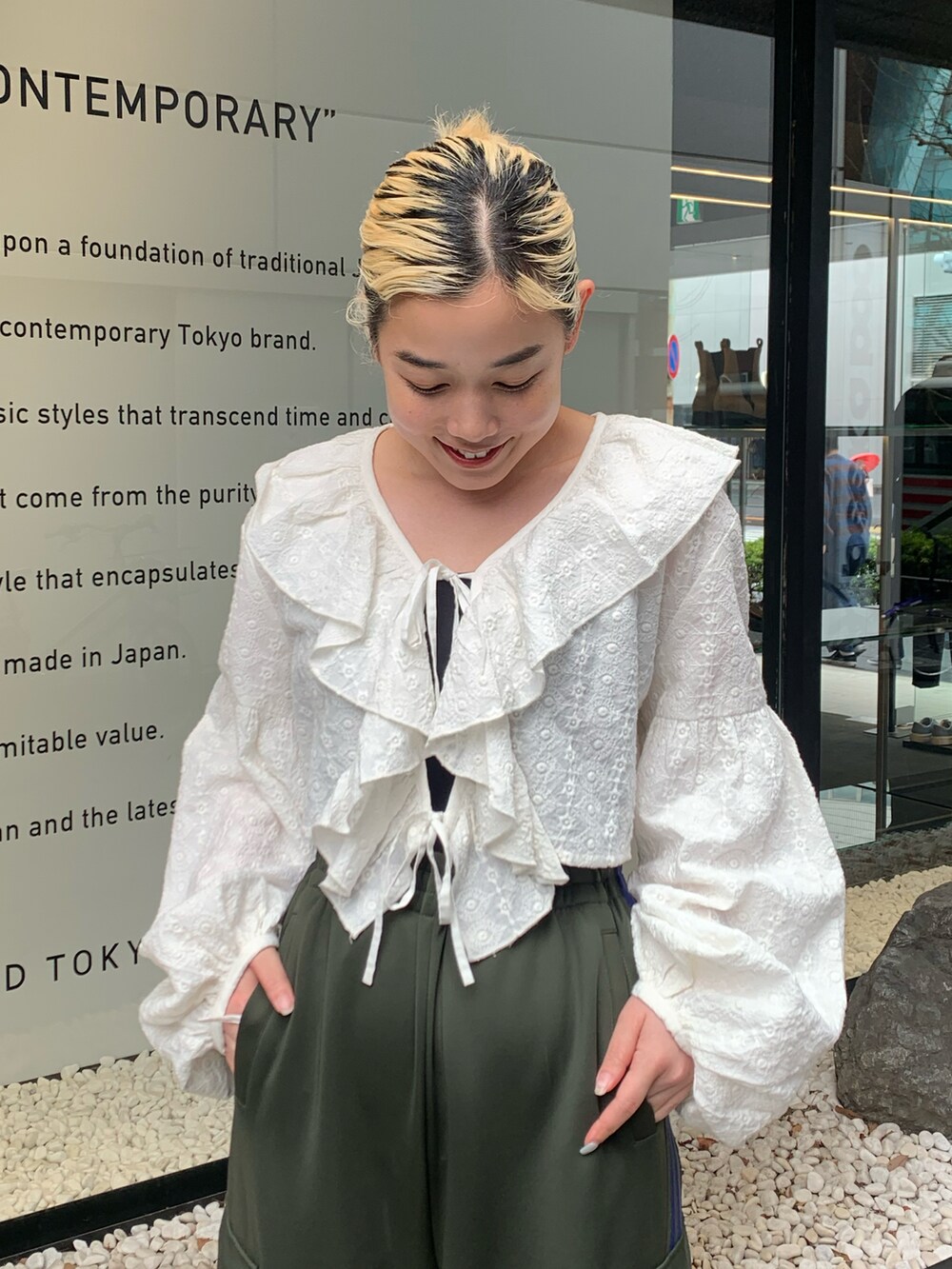 ホワイト系のシャツ/ブラウス、グリーン系のカーゴパンツを着用したレディースの春コーディネートの3枚目の写真