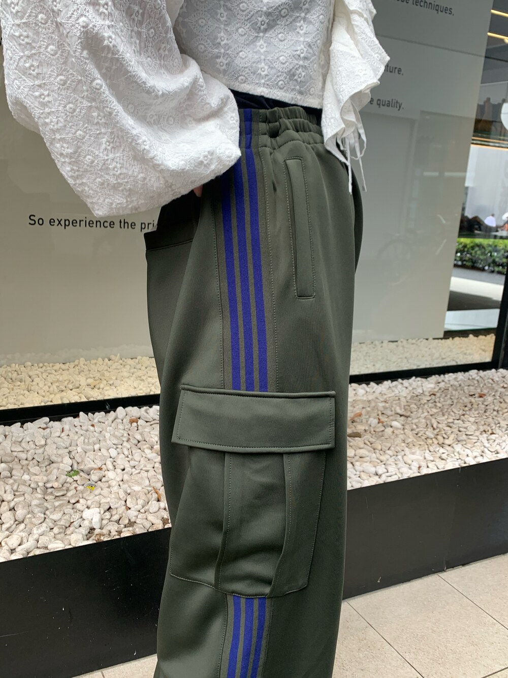 ホワイト系のシャツ/ブラウス、グリーン系のカーゴパンツを着用したレディースの春コーディネートの5枚目の写真