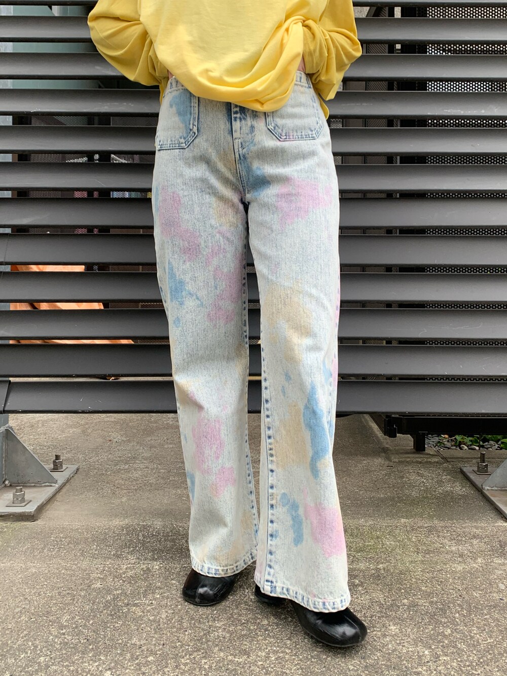 イエロー系のTシャツ/カットソー、ブルー系のデニムパンツを着用したレディースの春コーディネートの5枚目の写真