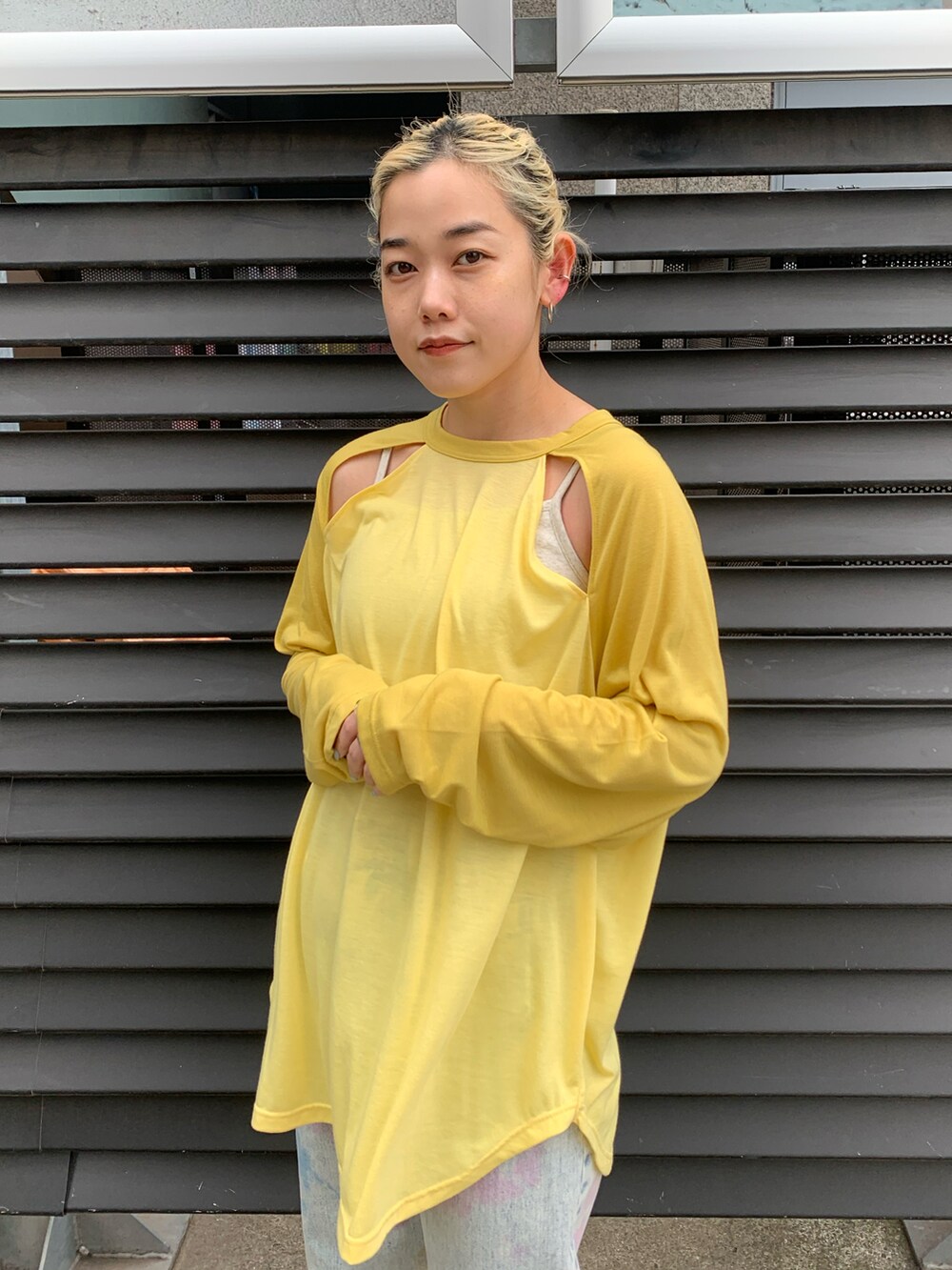 イエロー系のTシャツ/カットソー、ブルー系のデニムパンツを着用したレディースの春コーディネートの3枚目の写真