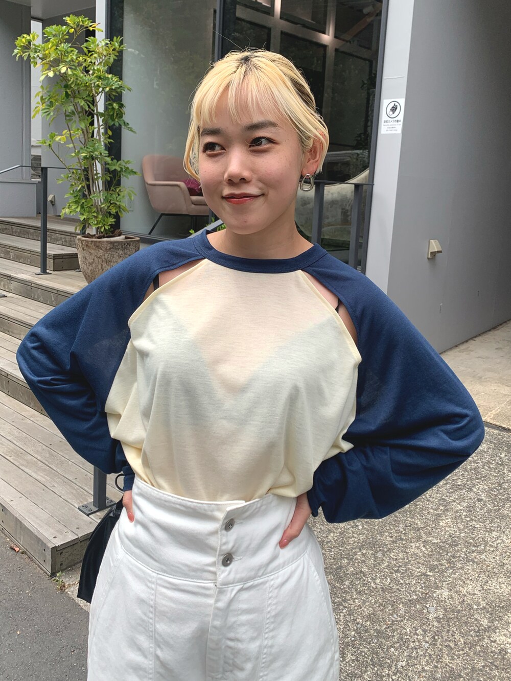 ホワイト系のパンツ、ブルー系のTシャツ/カットソーを着用したレディースの春コーディネートの3枚目の写真