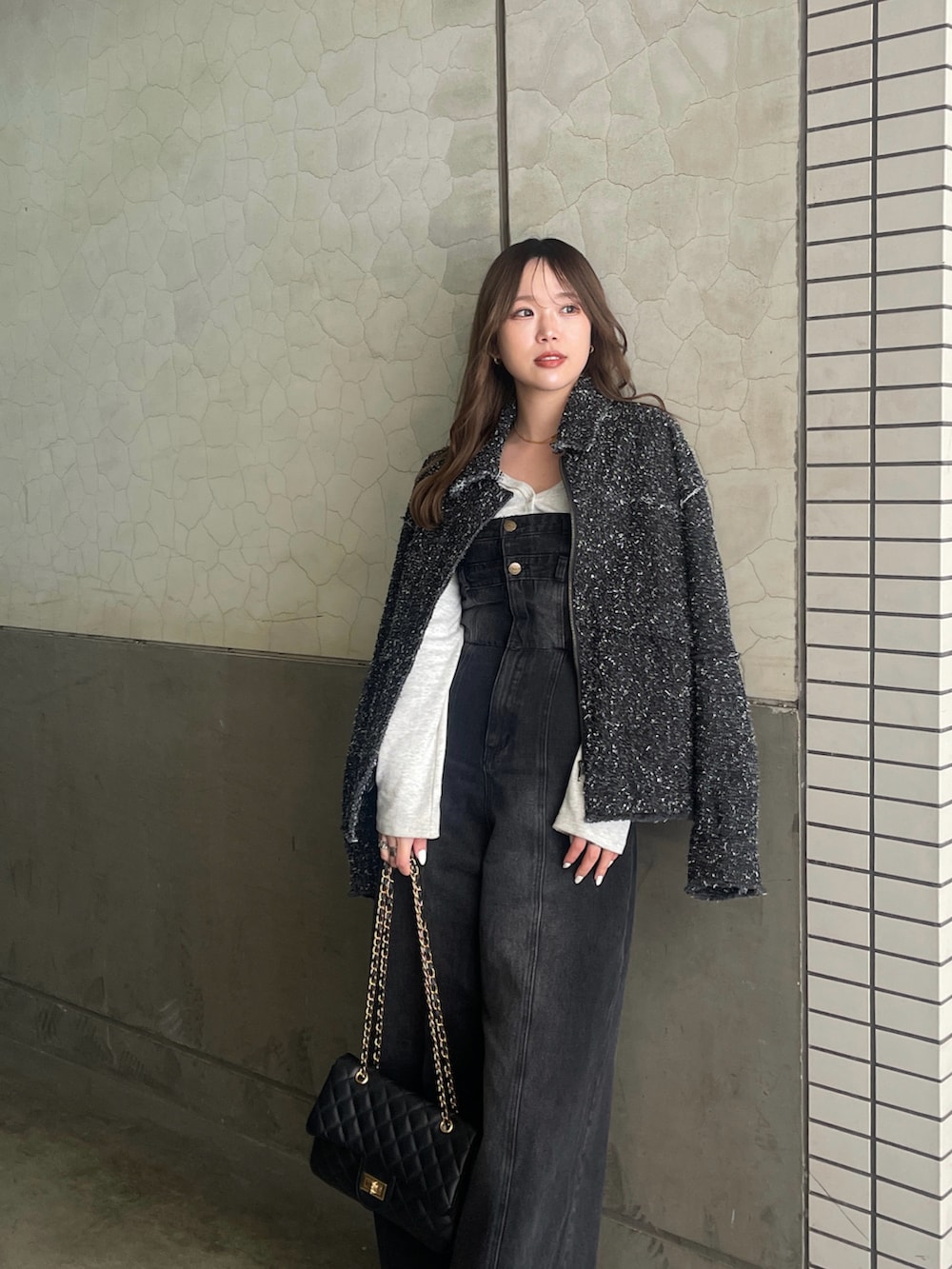 「春服、おでかけコーデ、大人女子、きれいめコーディネート、カジュアルスタイル、オトナ女子、ブラックコーデ、デニム、デニムジャケット、オールインワン、カジュアル」｜「Ezickのspring edge fringe　デニムジャケット（デニムジャケット、ブラック系）」を使った、kaede/ｸﾗｹﾞちゃん さん（骨格ストレート・レディース・158cm）の春コーディネートの2枚目の写真