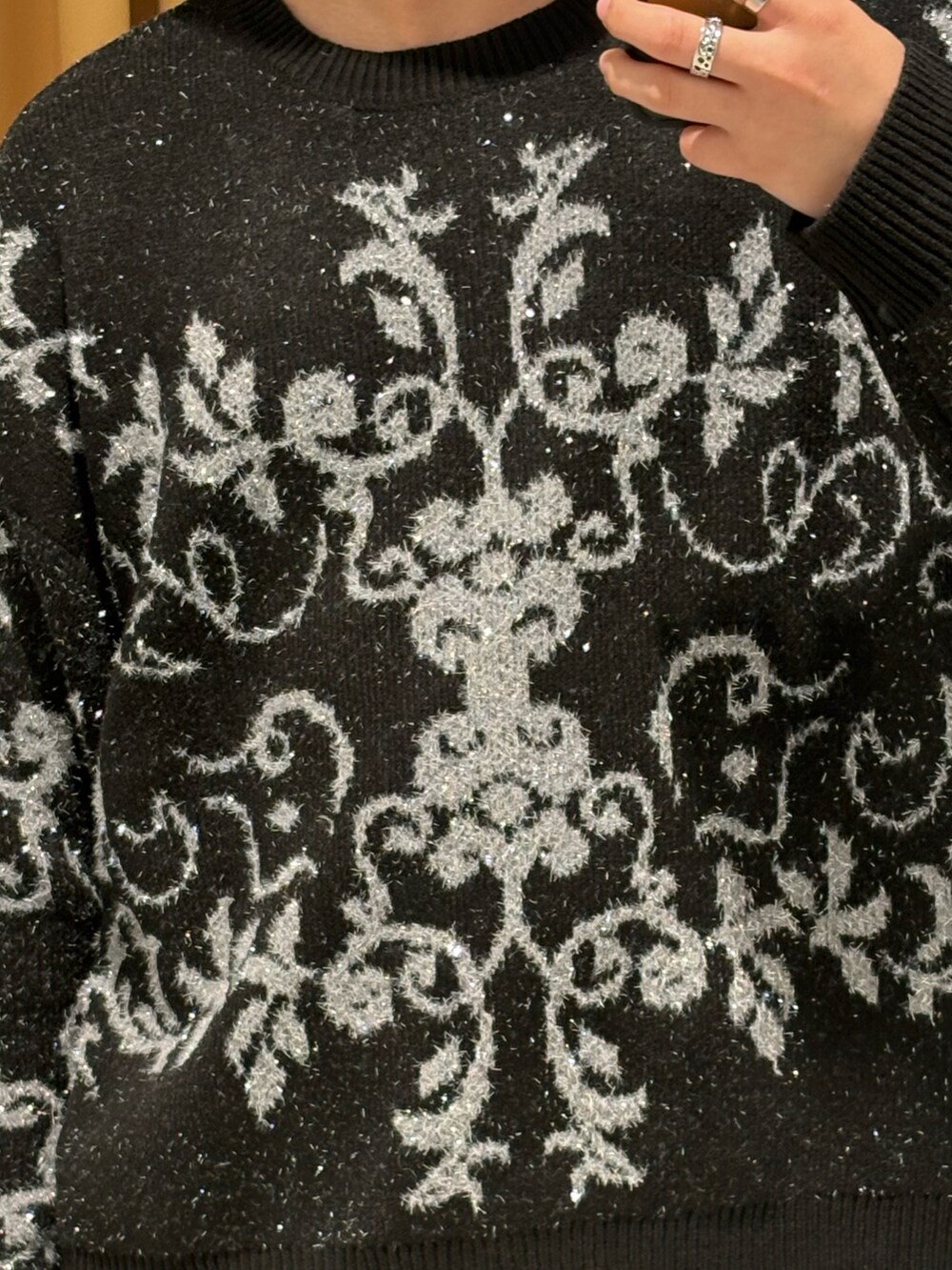 ブラック系のニット/セーター、ブラック系のその他パンツを着用したメンズの秋コーディネートの2枚目の写真