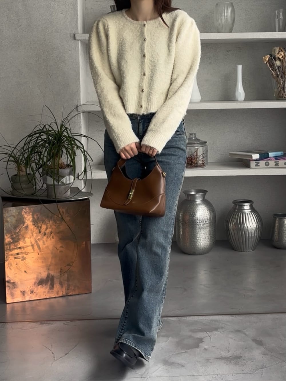 ブルー系のデニムパンツを着用したレディースの冬コーディネートの2枚目の写真