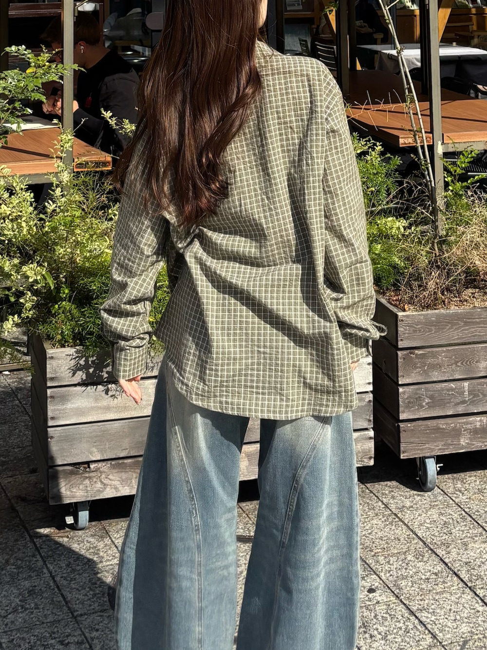 ブルー系のデニムパンツ、ブラック系のスニーカーを着用したレディースの春コーディネートの3枚目の写真