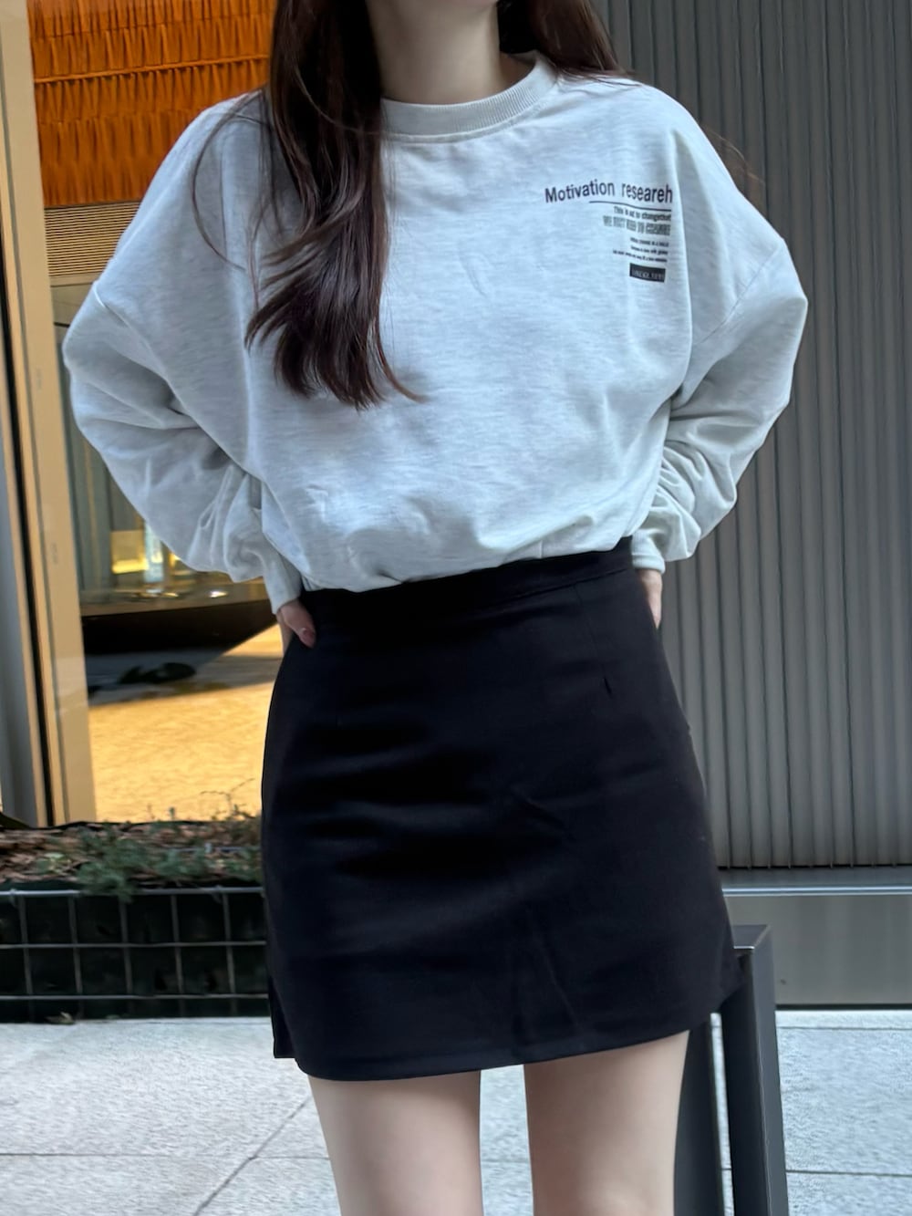 ブラック系のブーツを着用したレディースの冬コーディネートの2枚目の写真