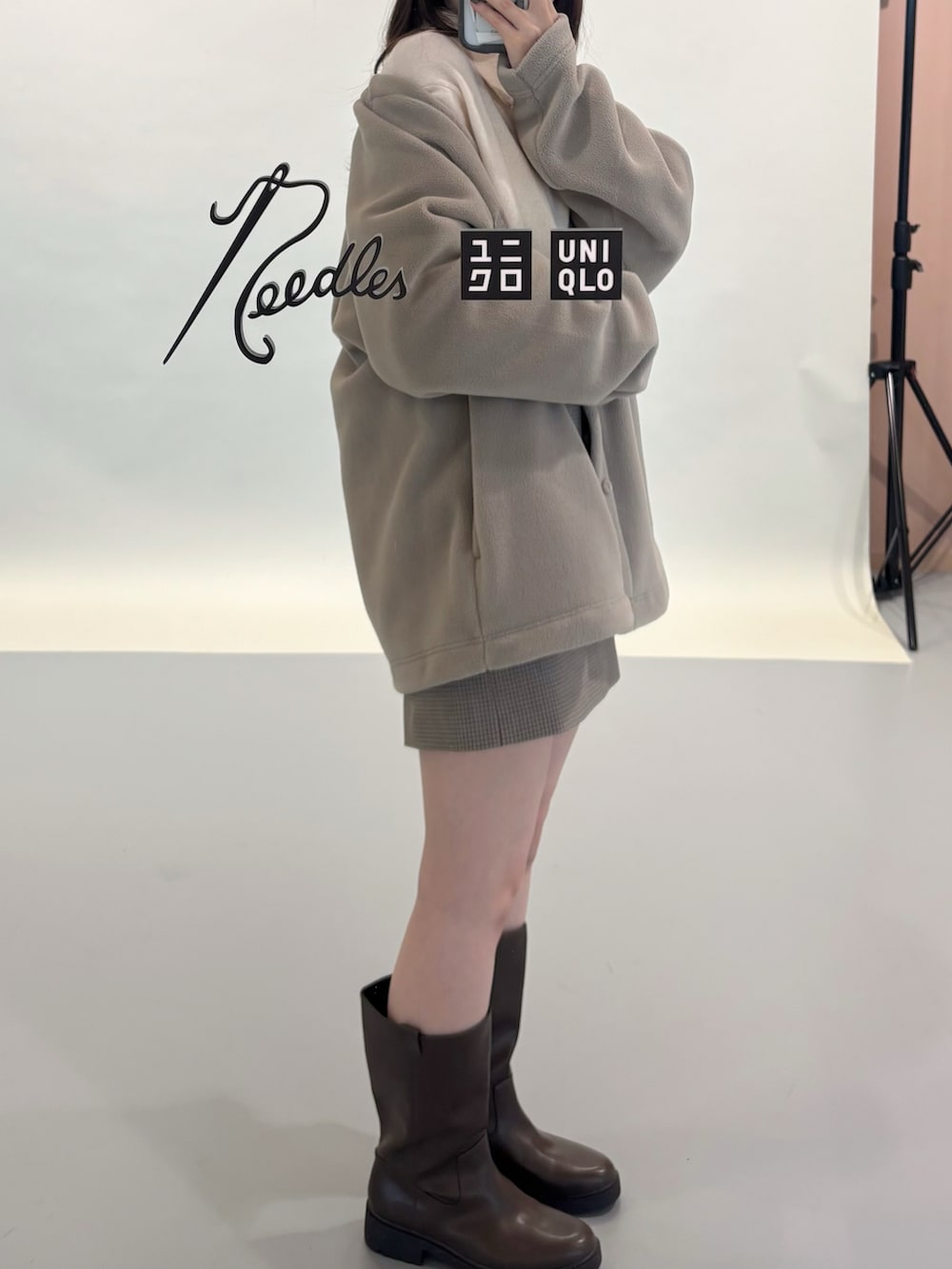 グレー系のスカートを着用したレディースの秋コーディネートの4枚目の写真