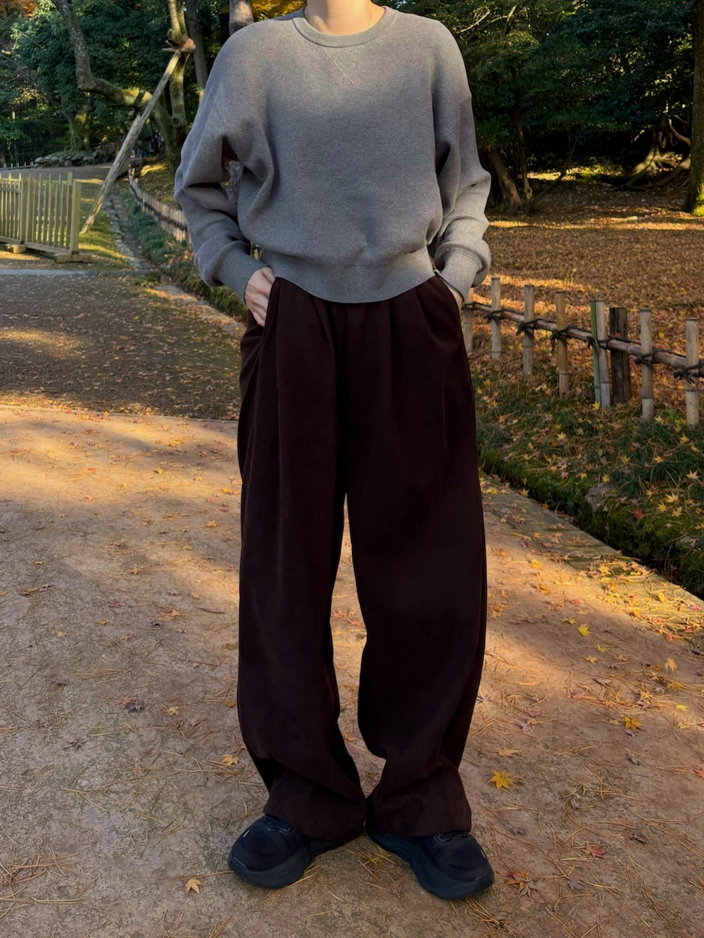 ブラック系のスニーカー、グレー系のニット/セーターを着用したレディースの秋コーディネートの2枚目の写真