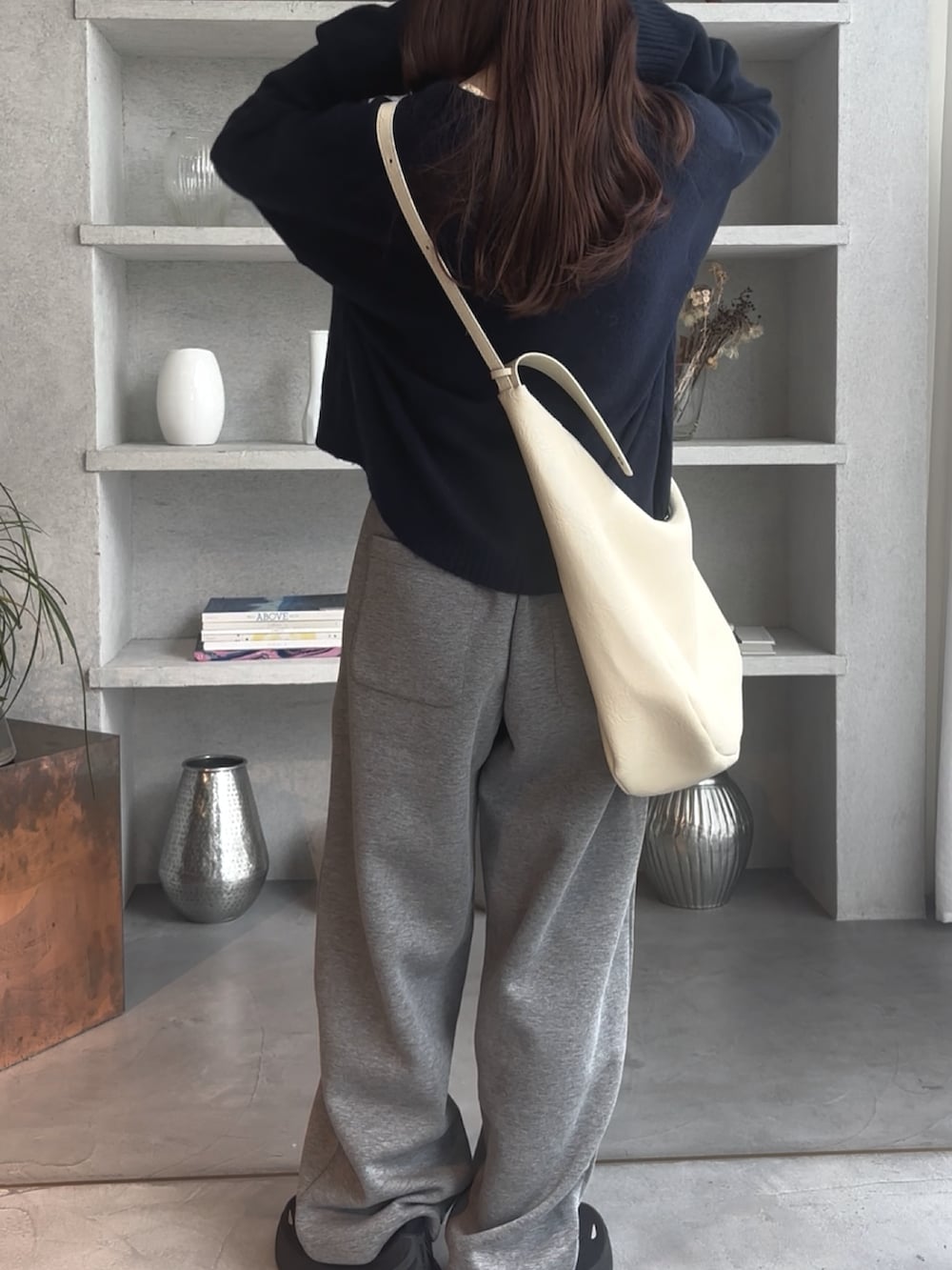 グレー系のスウェットパンツ、ブルー系のカーディガン/ボレロを着用したレディースの秋コーディネートの3枚目の写真