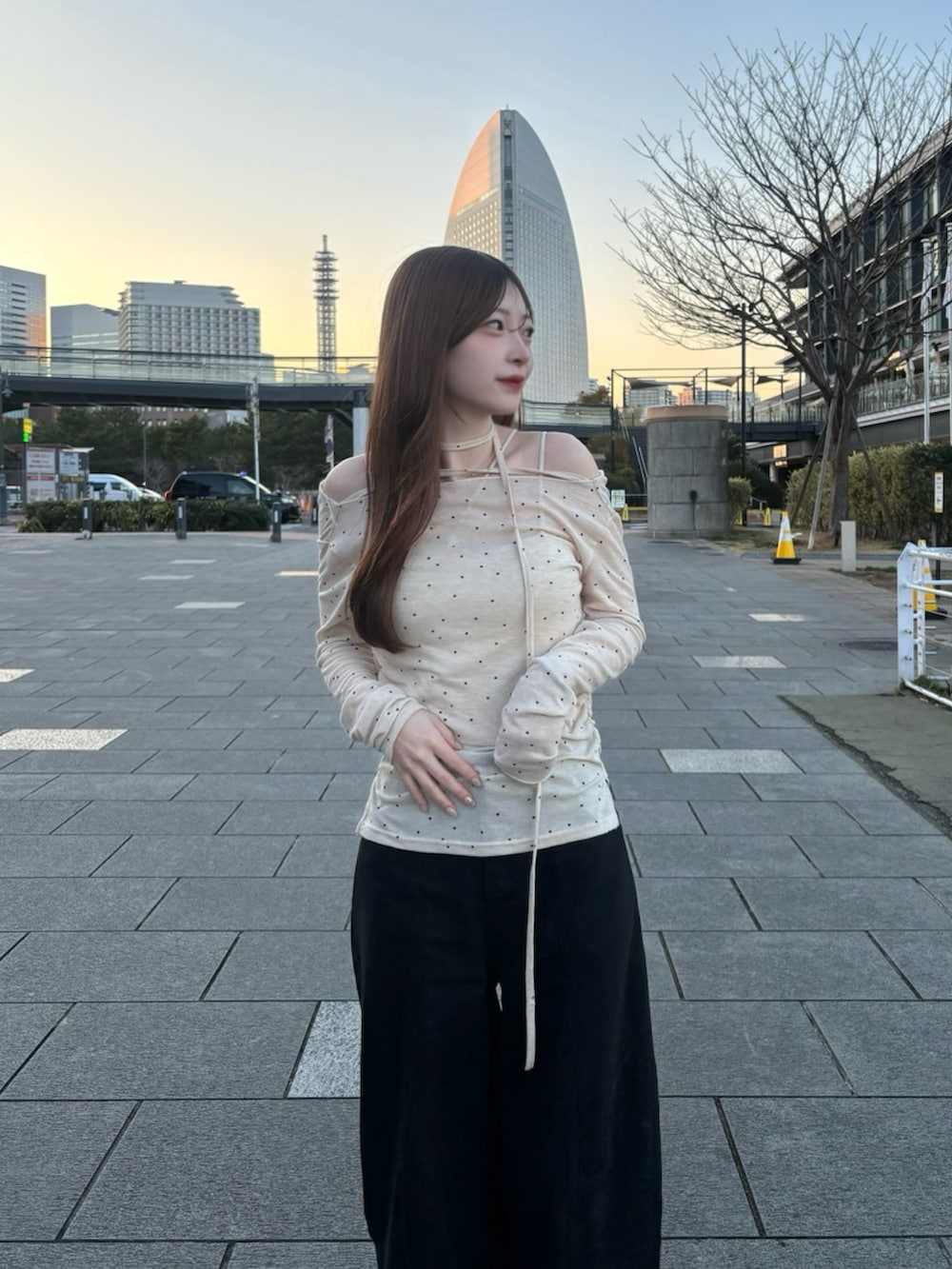 イエロー系のブーツを着用したレディースの冬コーディネートの2枚目の写真