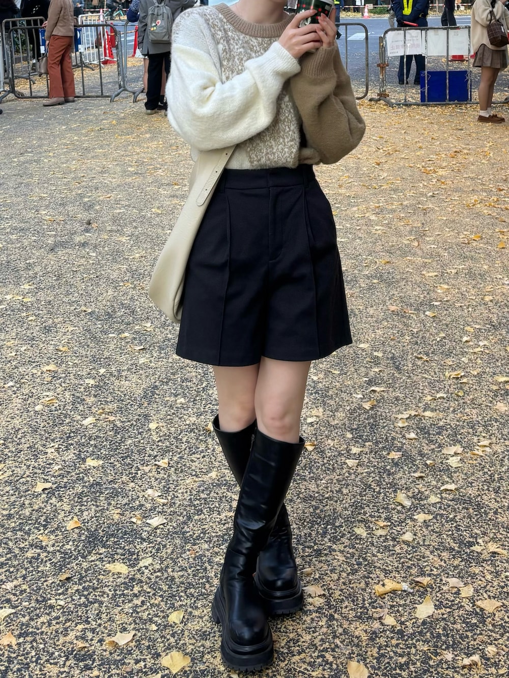 ブラック系のブーツを着用したレディースの秋コーディネートの2枚目の写真