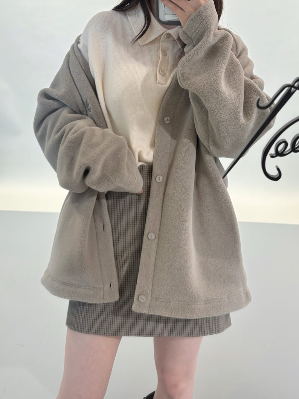 グレー系のスカートを着用したレディースの秋コーディネートの2枚目の写真