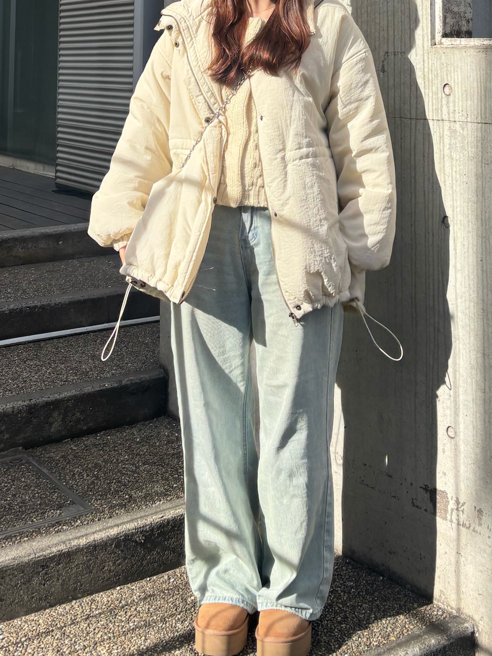 ホワイト系のカーディガン/ボレロ、イエロー系のブーツ、ホワイト系のブルゾンを着用したレディースの冬コーディネートの2枚目の写真